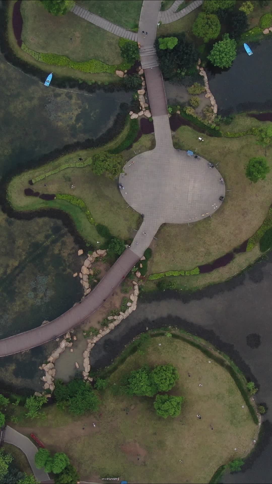航拍贵州贵阳花果园湿地公园视频的预览图