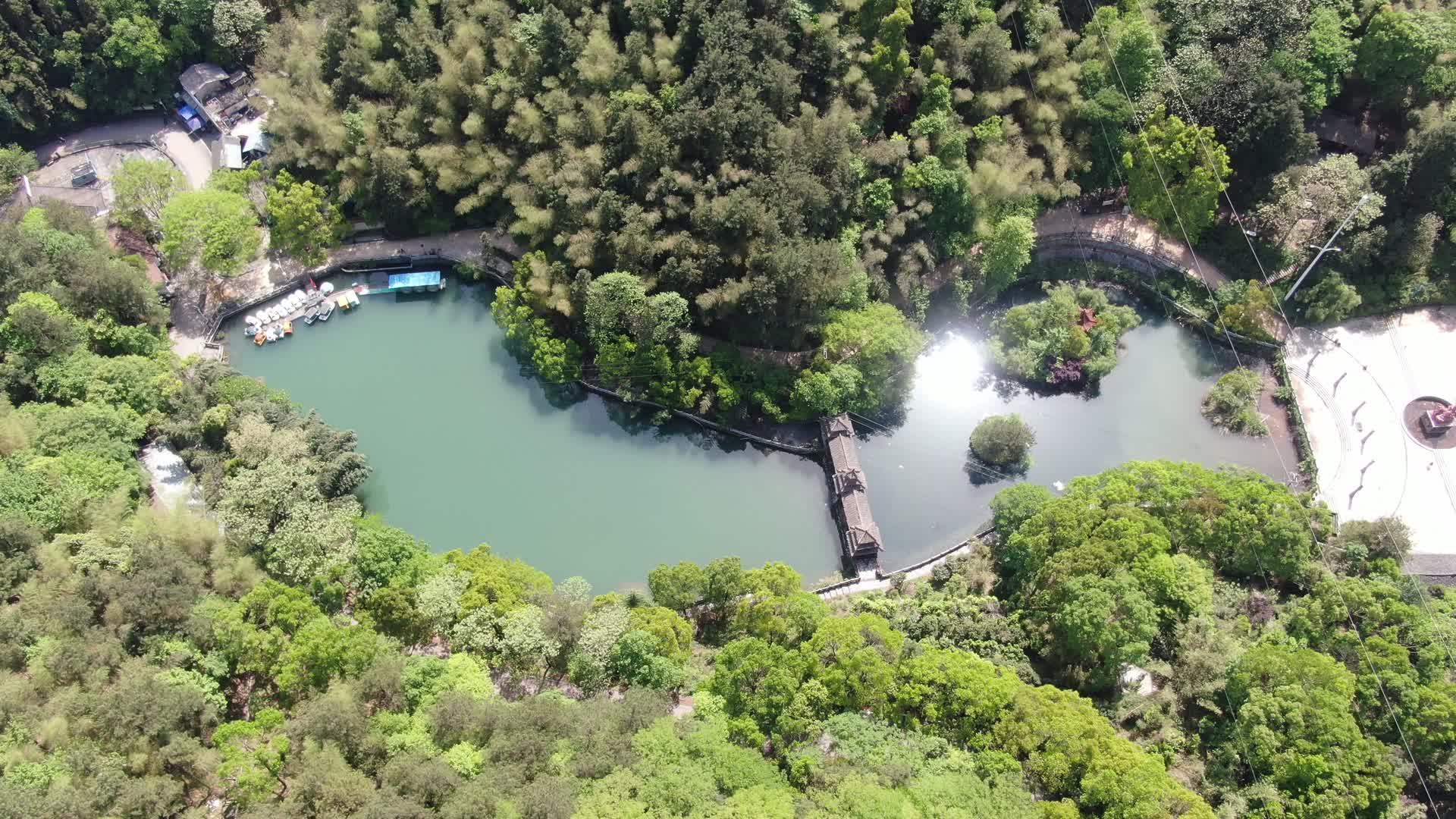 航拍山谷蓝色湖面视频的预览图