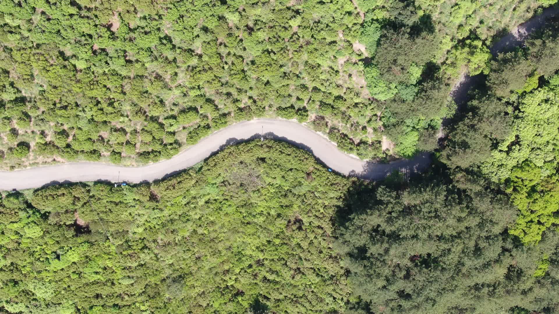 航拍蜿蜒山路视频的预览图