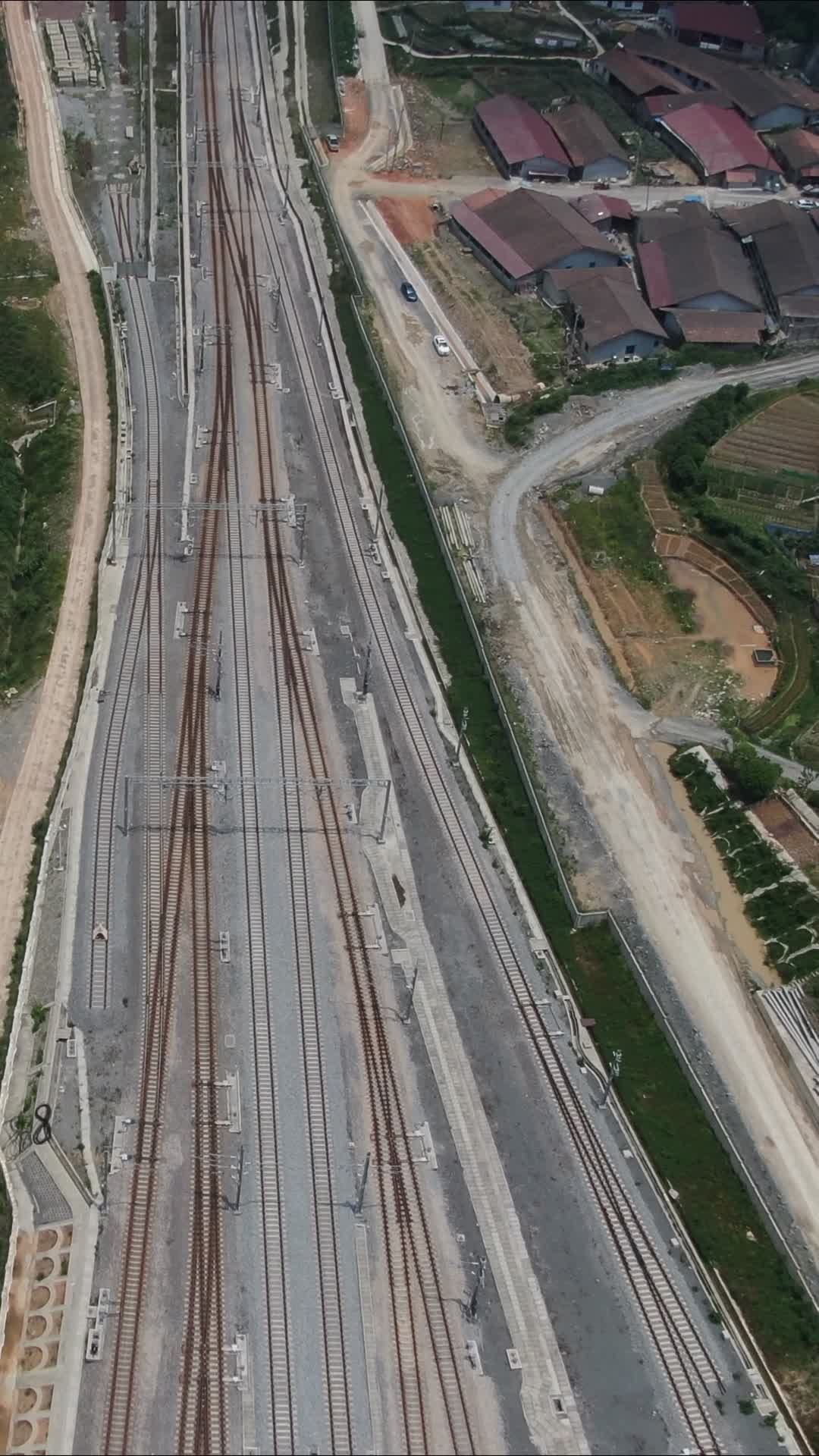航拍火车轨道交通视频的预览图