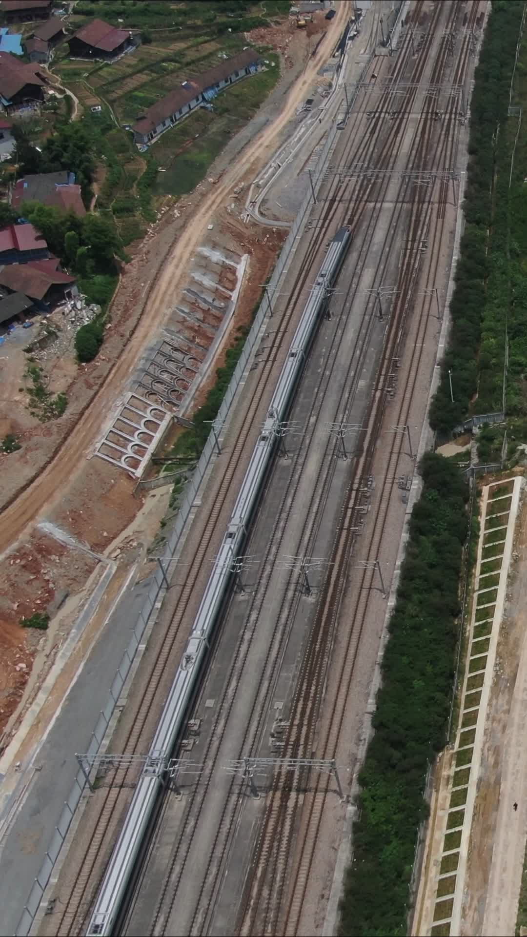 航拍高铁轨道交通运输视频的预览图