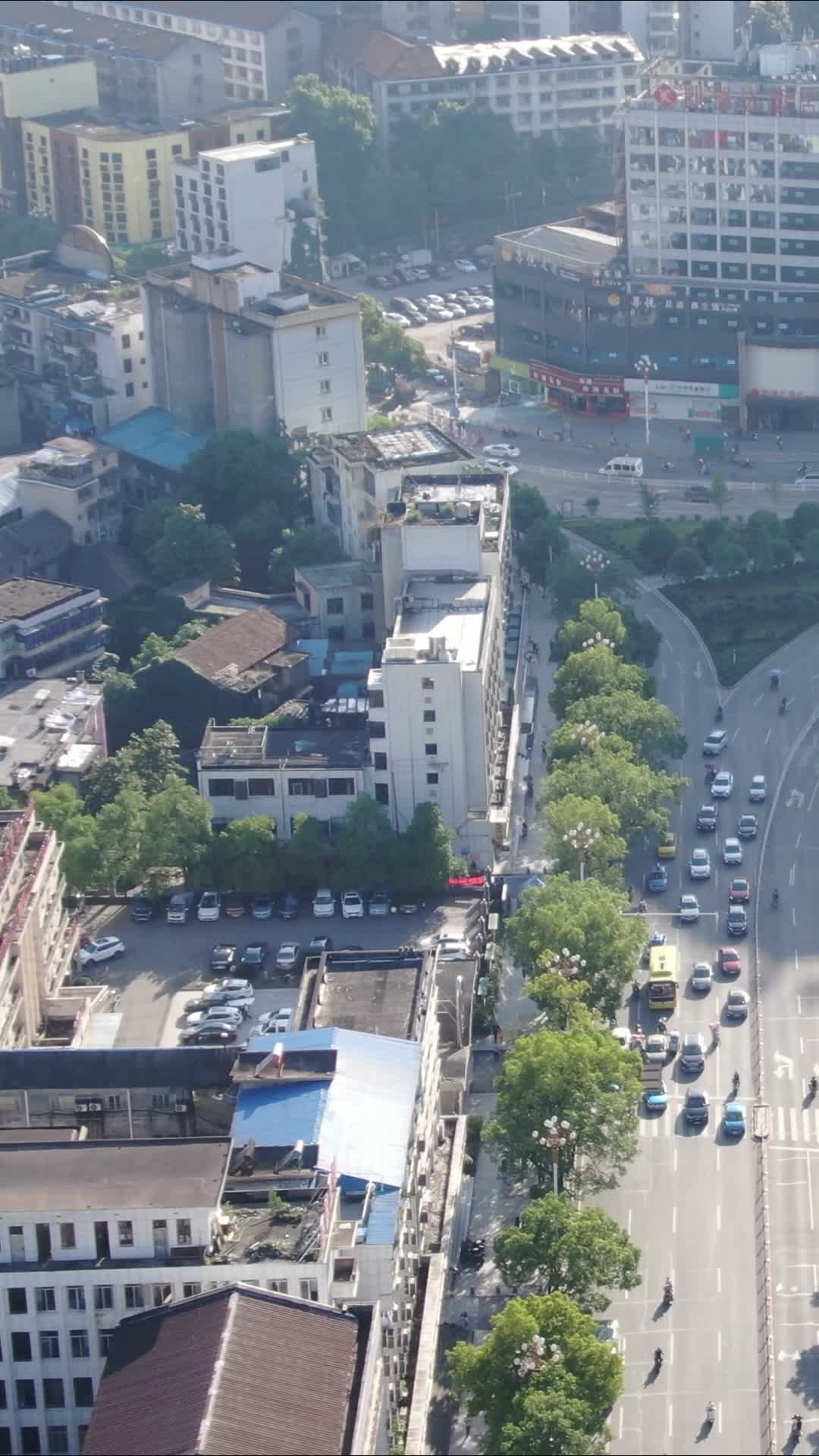 航拍城市交通竖屏视频的预览图