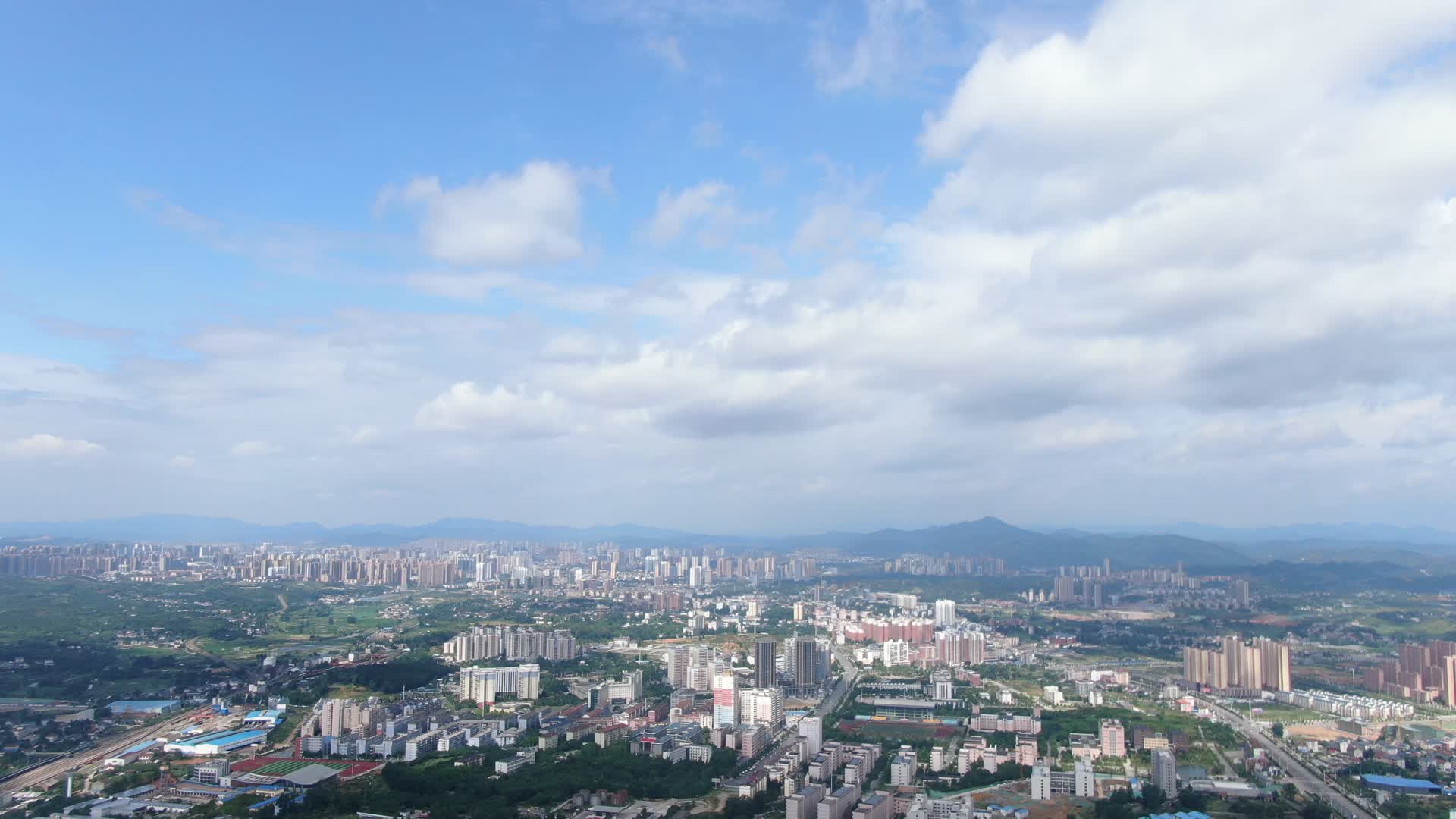 航拍大自然蓝天白云自然风景视频的预览图