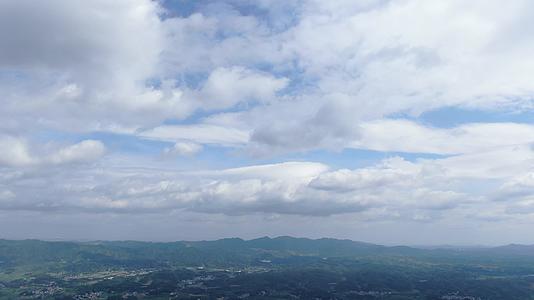 航拍大自然蓝天白云自然风景视频的预览图