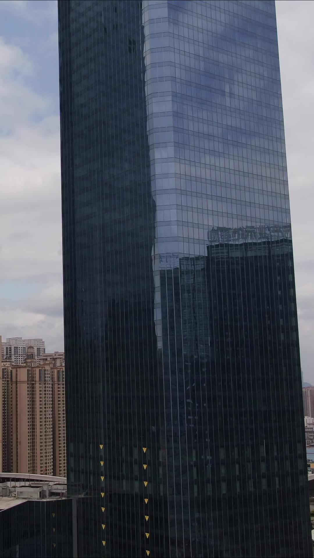 城市商务建筑竖屏航拍视频的预览图