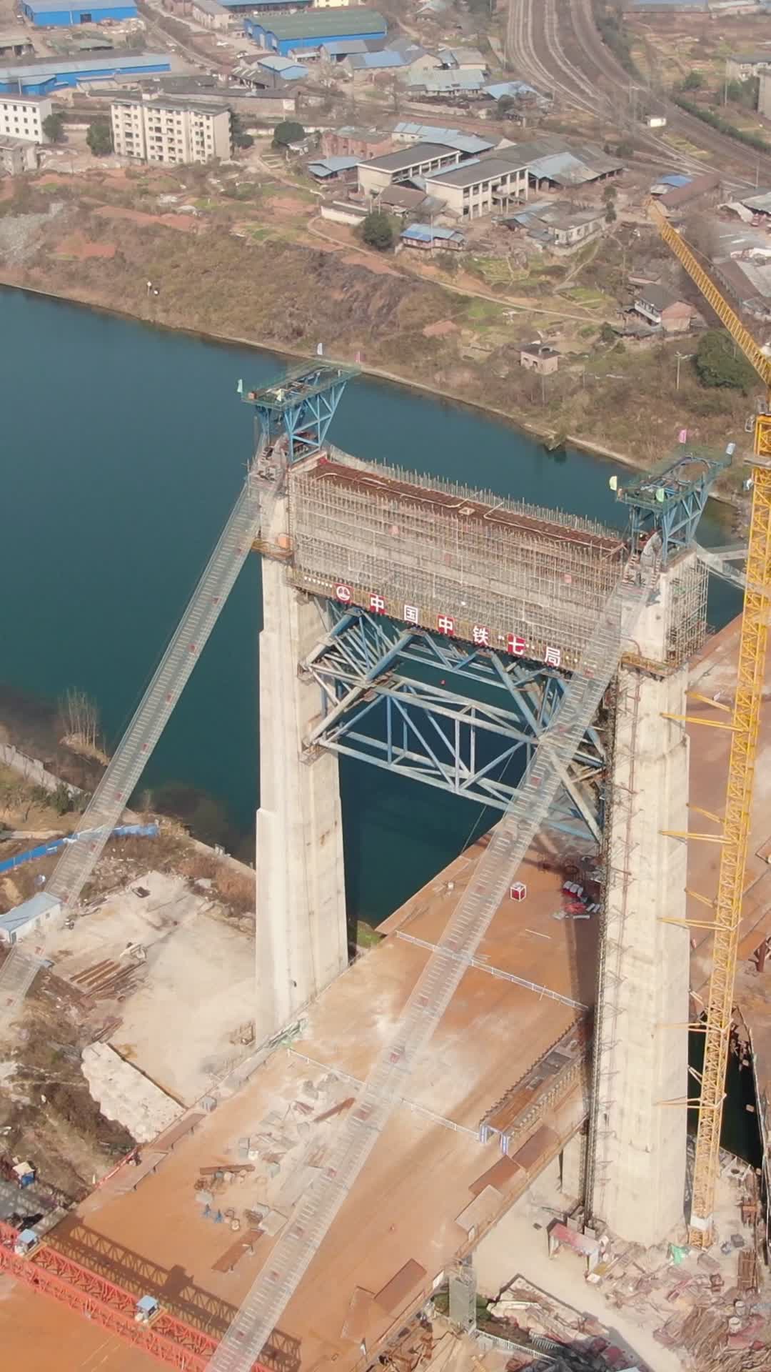航拍城市跨河大桥施工视频的预览图