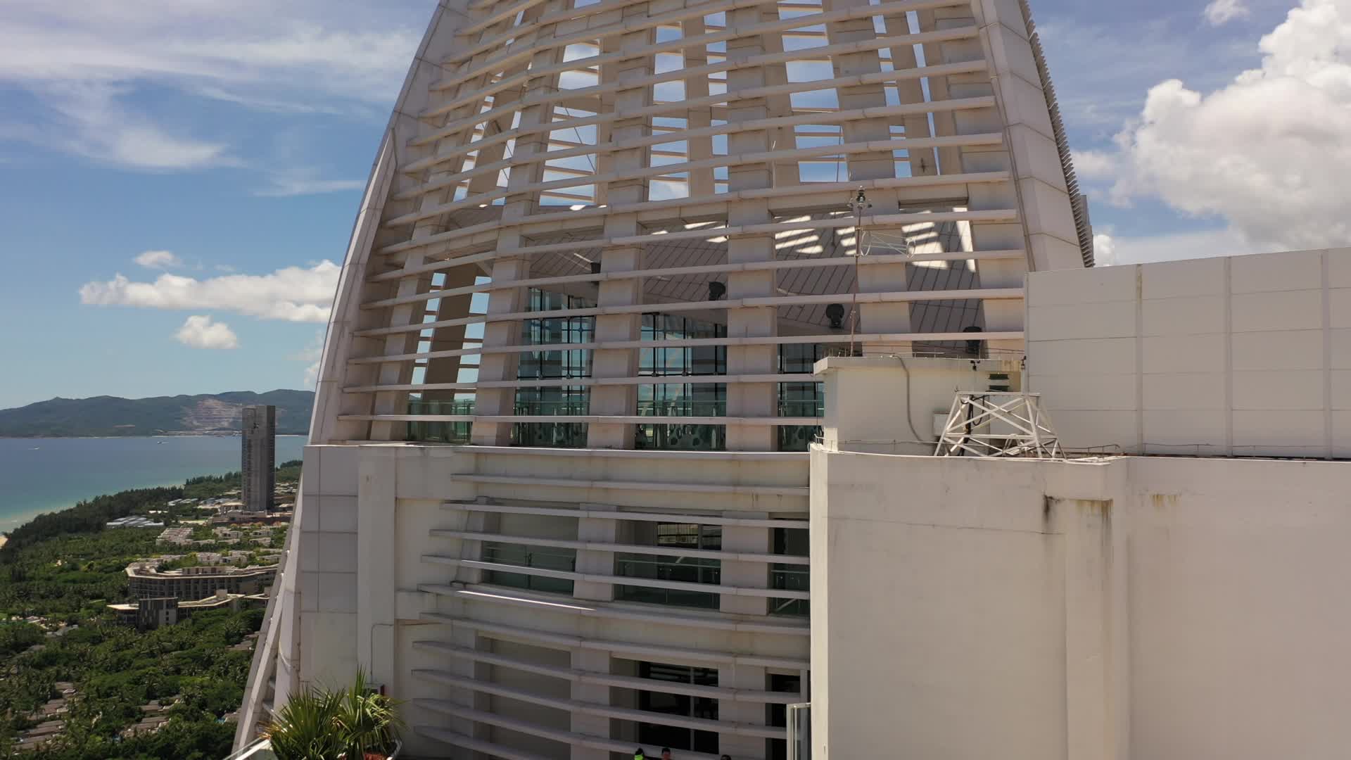 三亚亚龙湾航拍4K酒店群视频的预览图