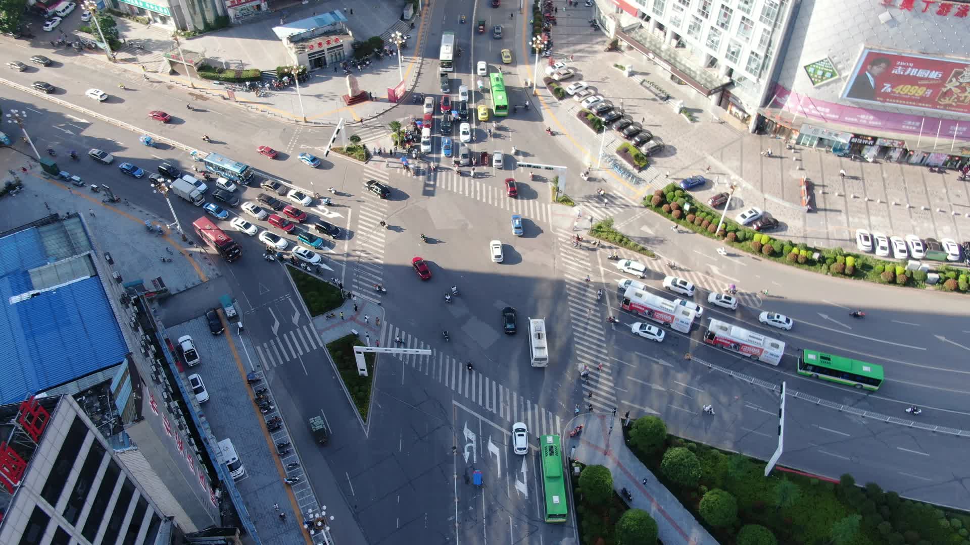 航拍城市十字交叉路口车辆视频的预览图
