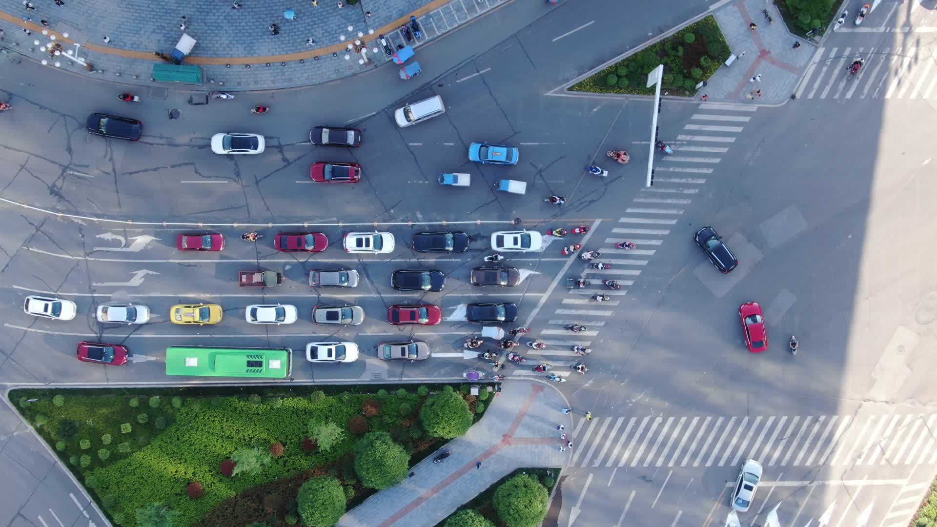 航拍城市十字交叉路口车辆视频的预览图