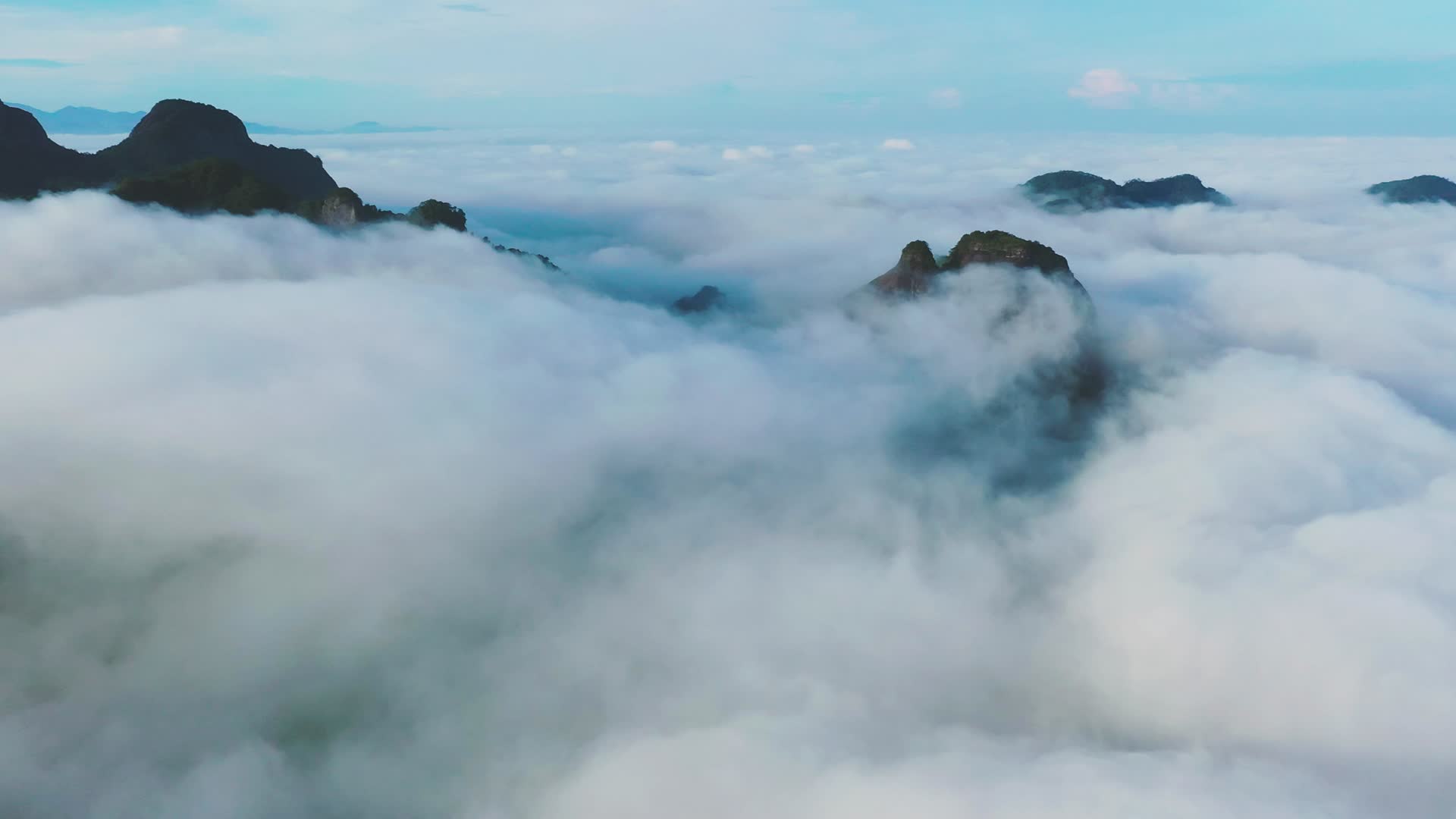 4K航拍广西容县都峤山云海视频的预览图