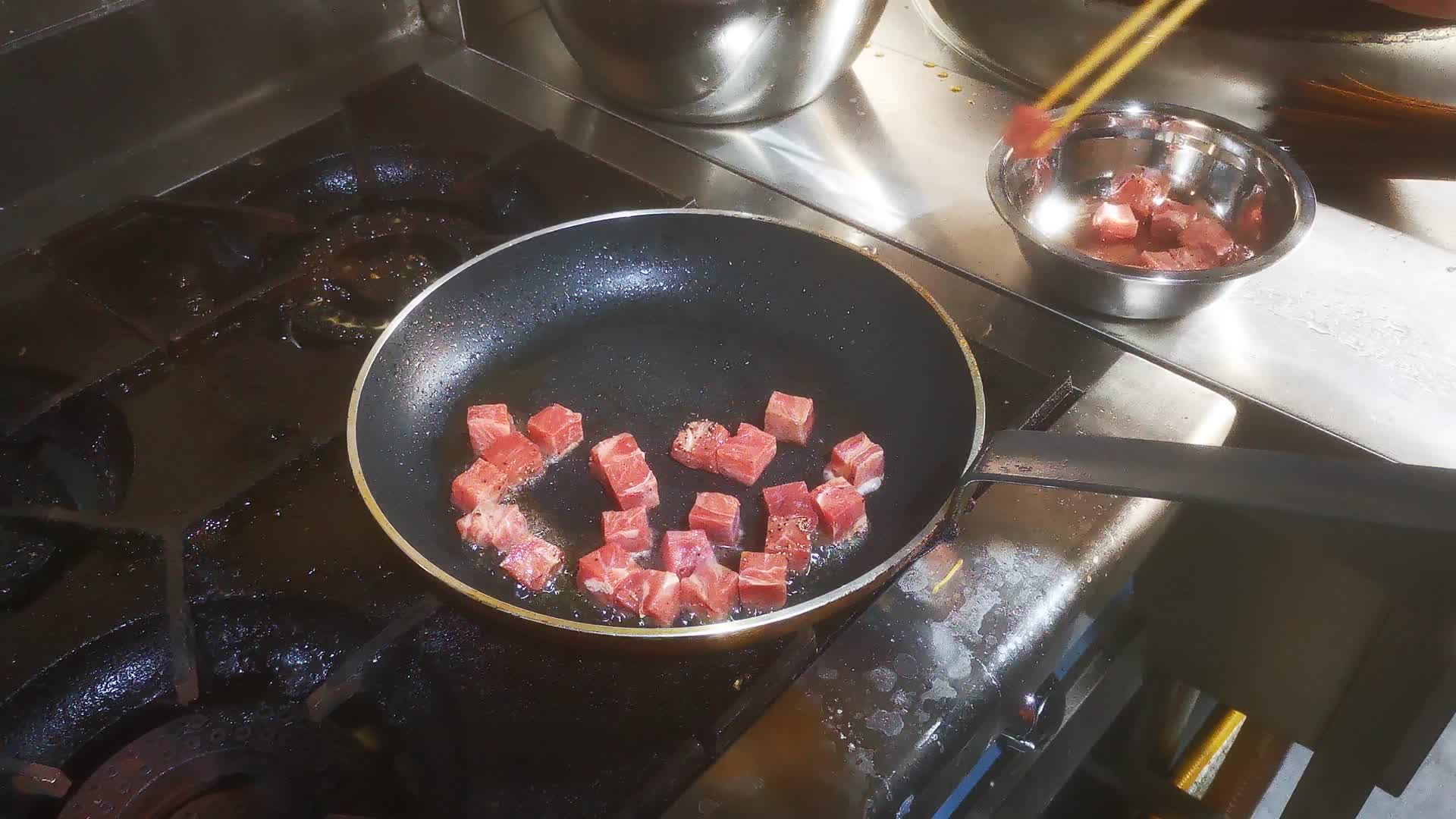 美食煎牛肉视频的预览图