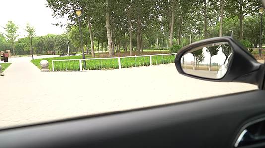 司机开车驾驶员调整后视镜挂挡视频的预览图
