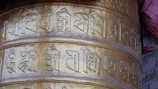 祈福藏传佛教转经筒朝圣西藏藏族视频的预览图