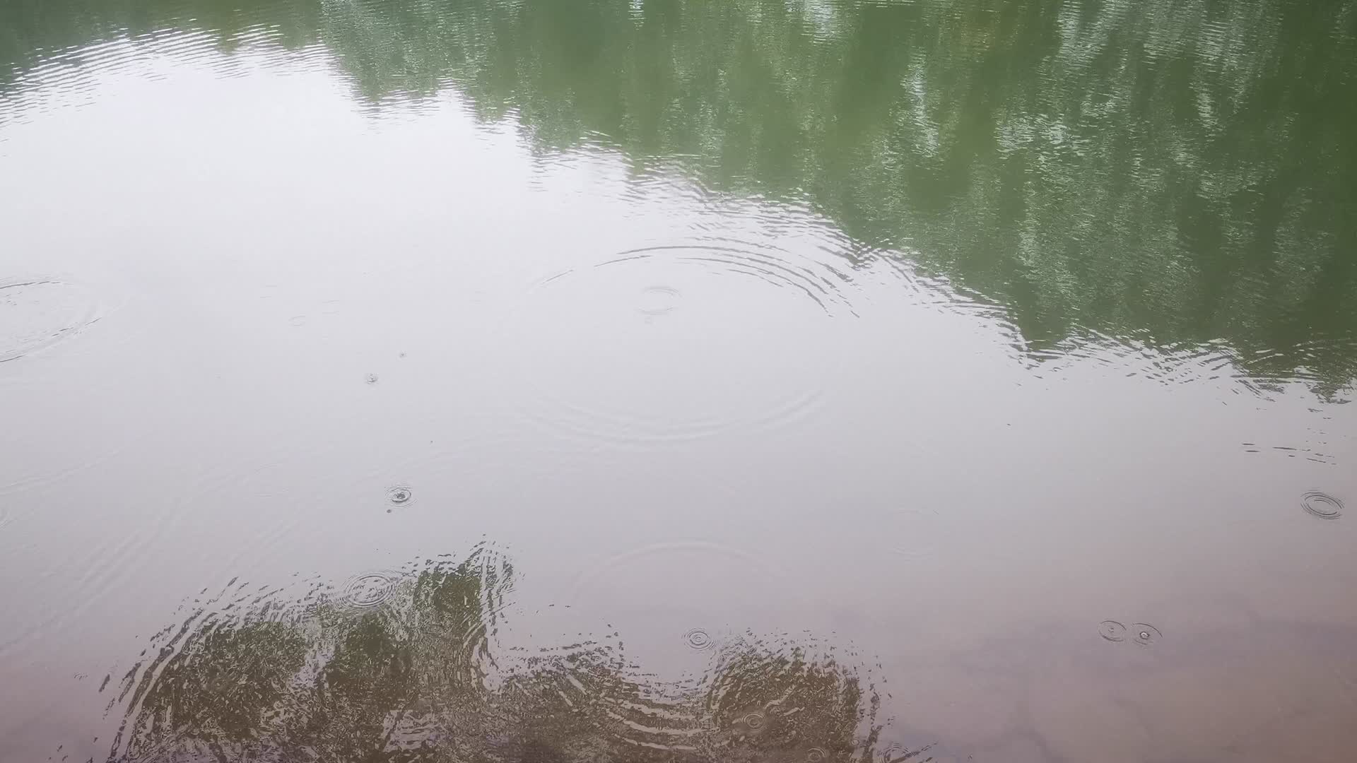 蓝色湖面自然风光实拍视频的预览图