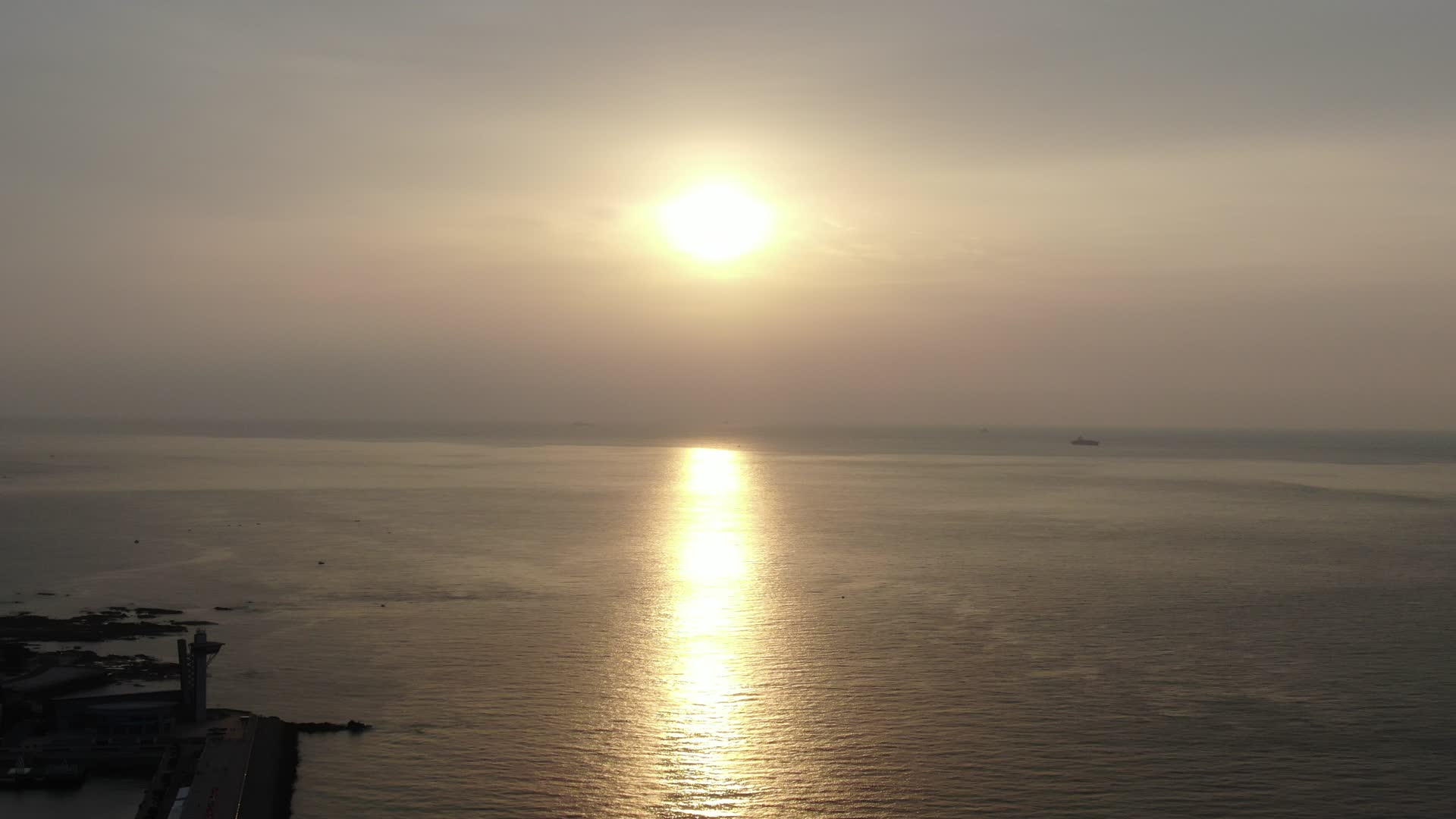 航拍大海日出彩霞视频的预览图