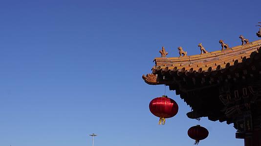 中国明清古建筑飞檐房檐琉璃瓦下悬挂灯笼视频的预览图