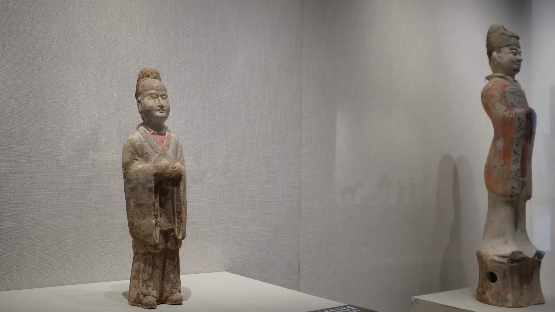 博物馆藏展示唐代陶俑人像侍女视频的预览图