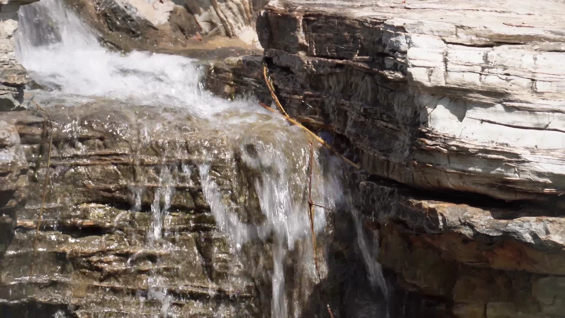 激流水流瀑布踏春河水河流视频的预览图