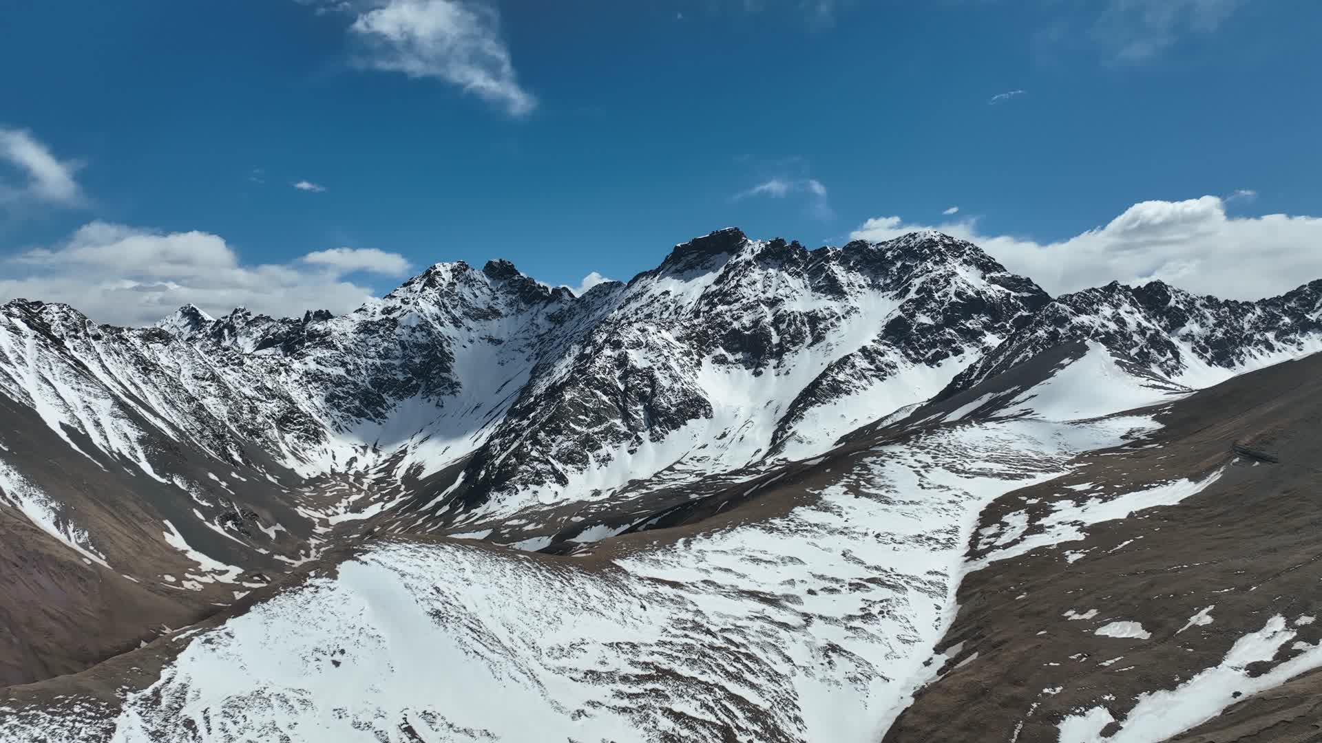 高原雪山航拍视频视频的预览图