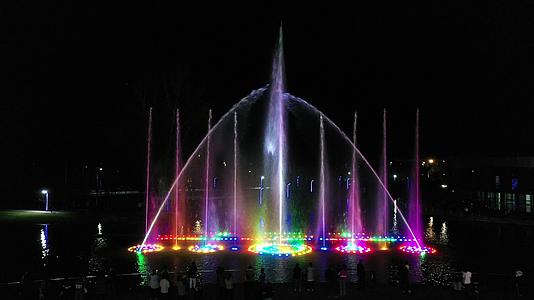 公园音乐喷泉夜景视频的预览图
