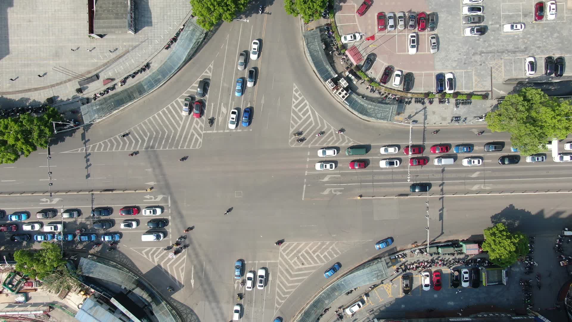 航拍三线城市交通城市建设视频的预览图