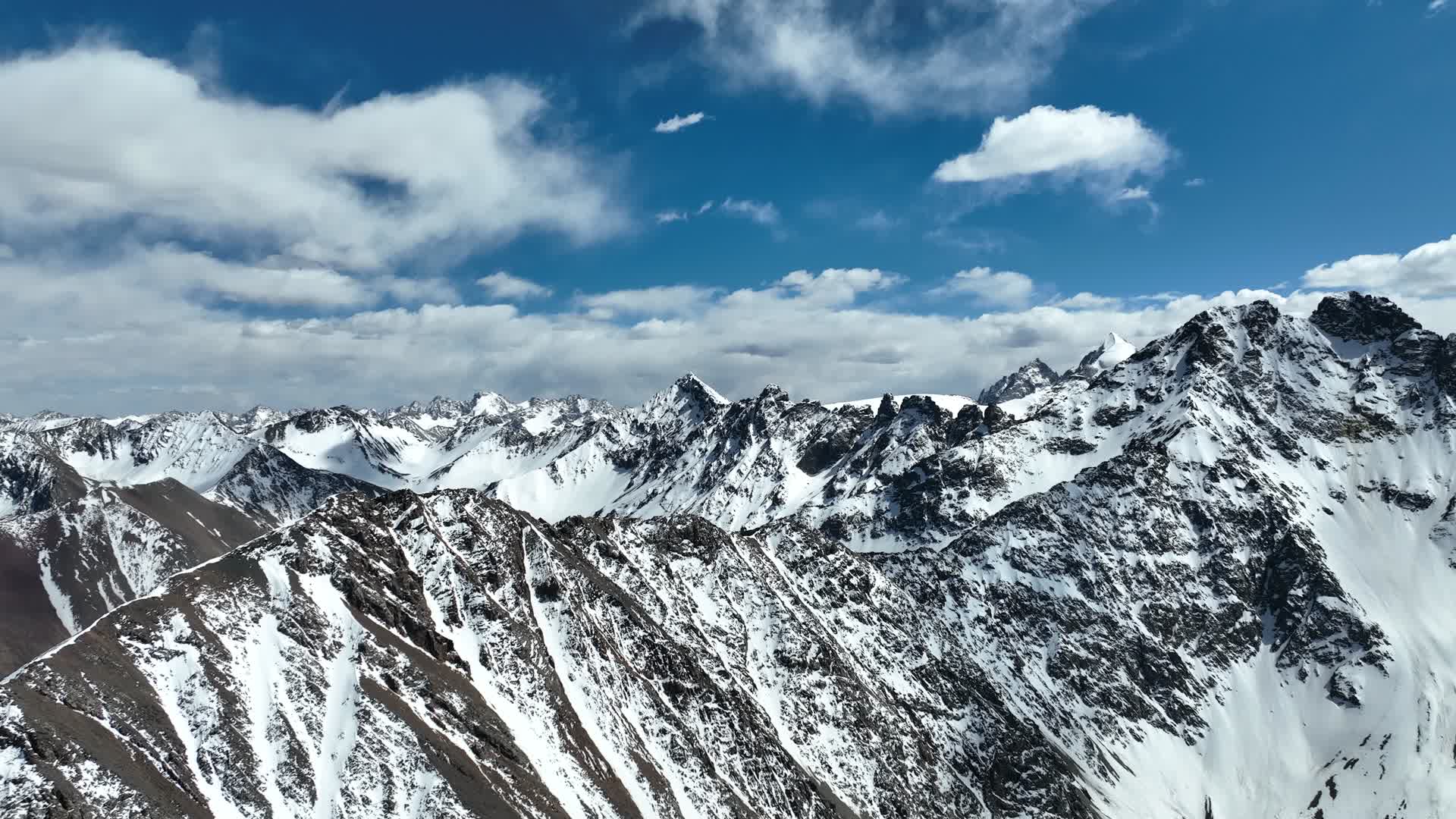 高原雪山航拍视频视频的预览图
