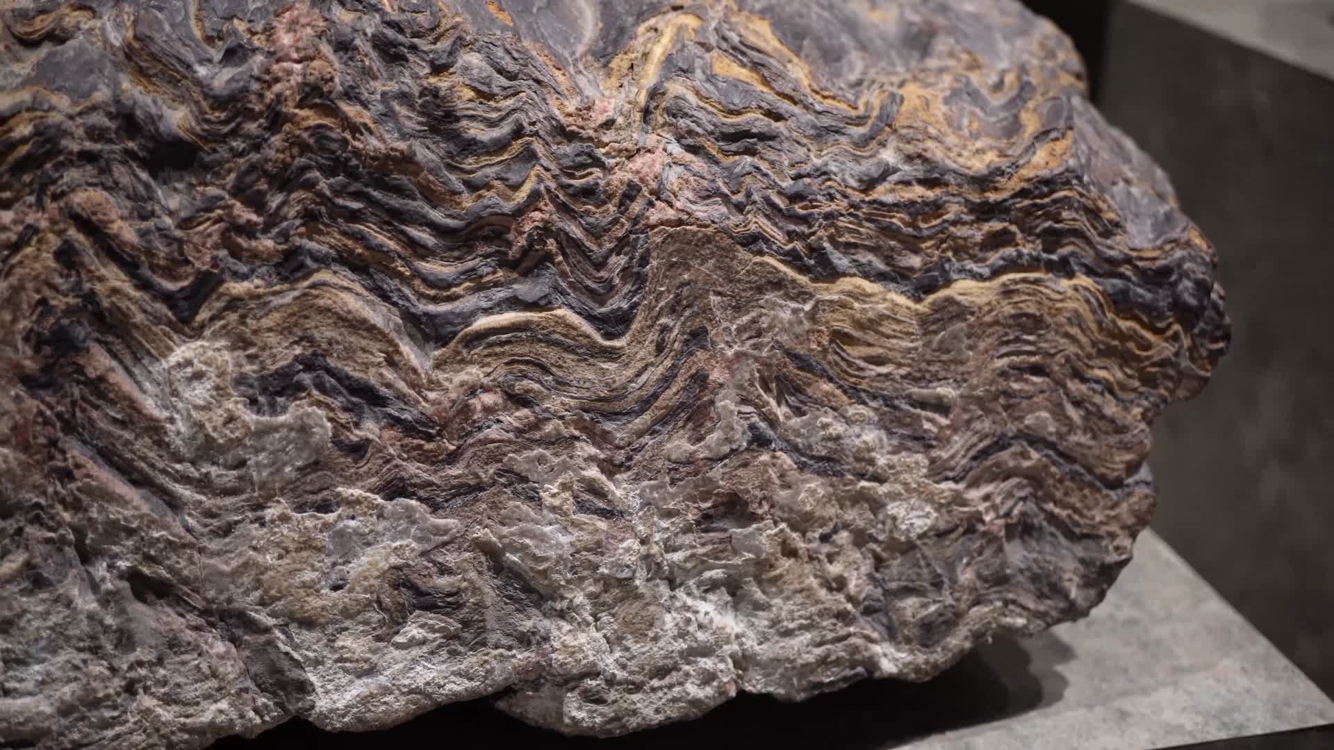 陨石铁矿石稀有金属视频的预览图