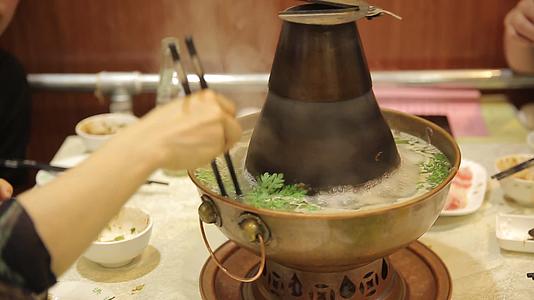老北京涮羊肉涮锅铜锅视频的预览图