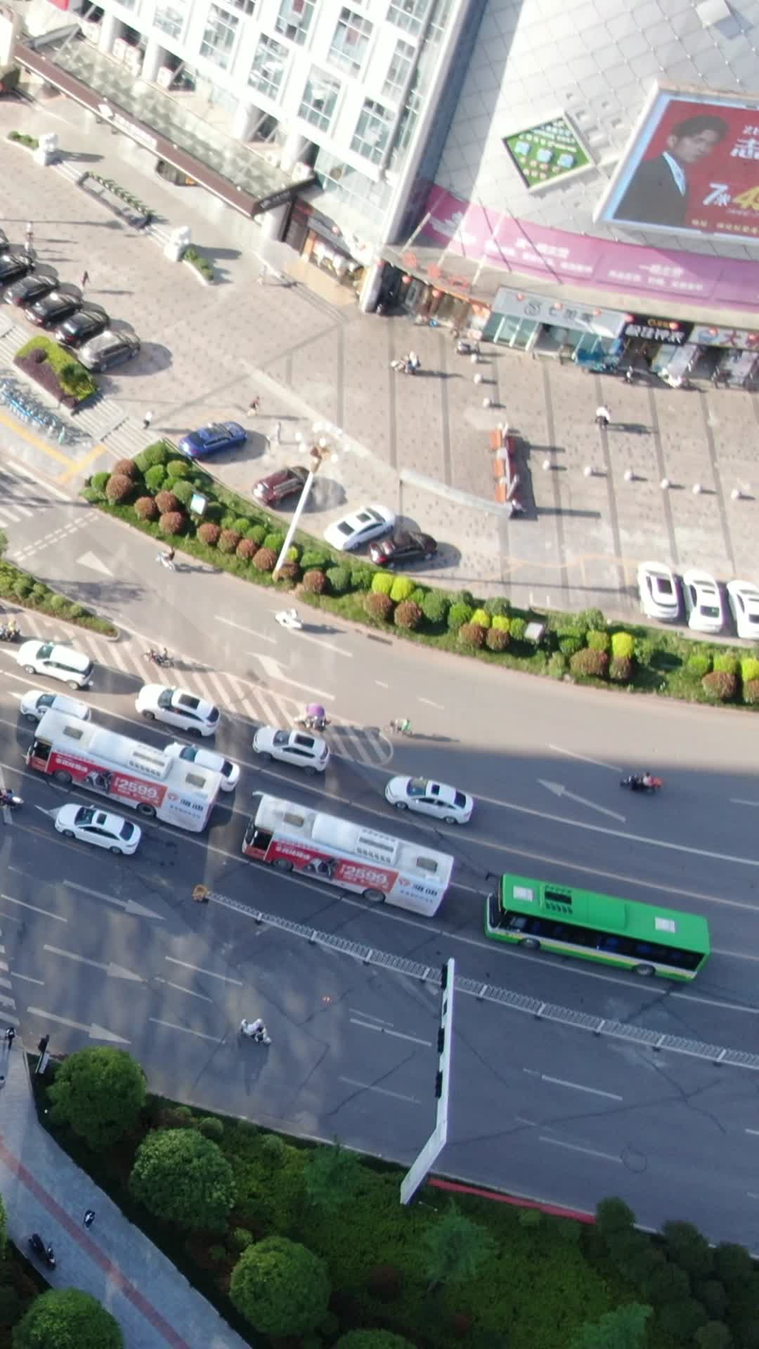 航拍城市交通车辆行驶视频的预览图