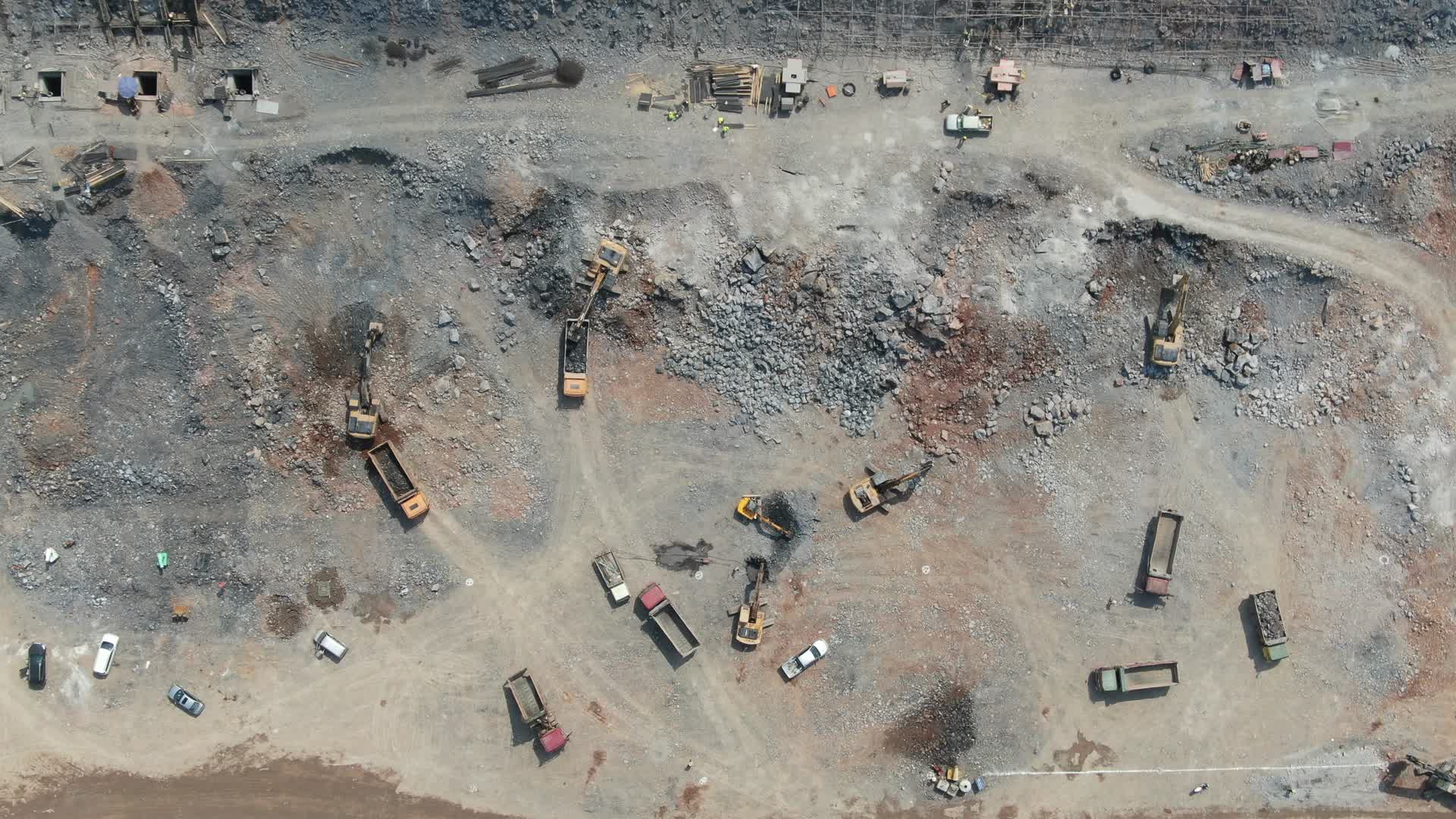 俯拍工地挖机施工现场视频的预览图