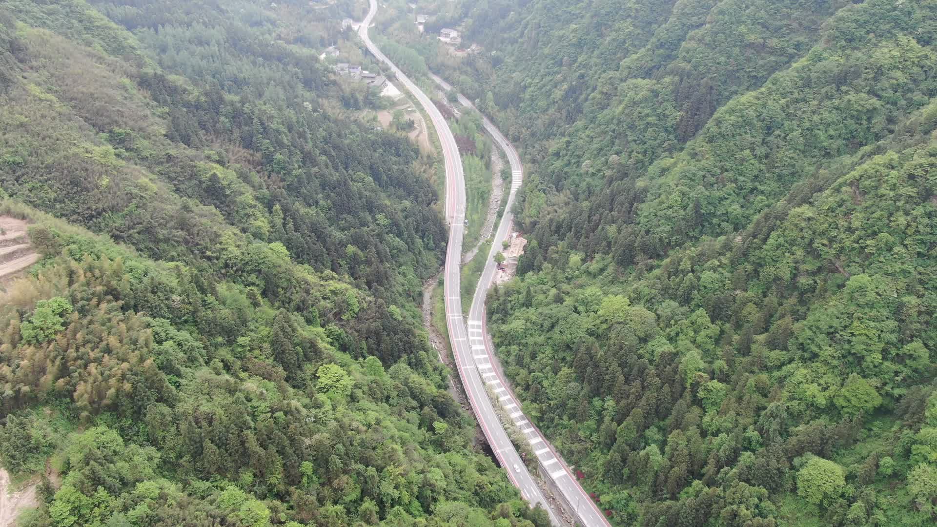 航拍峡谷里的公路视频的预览图