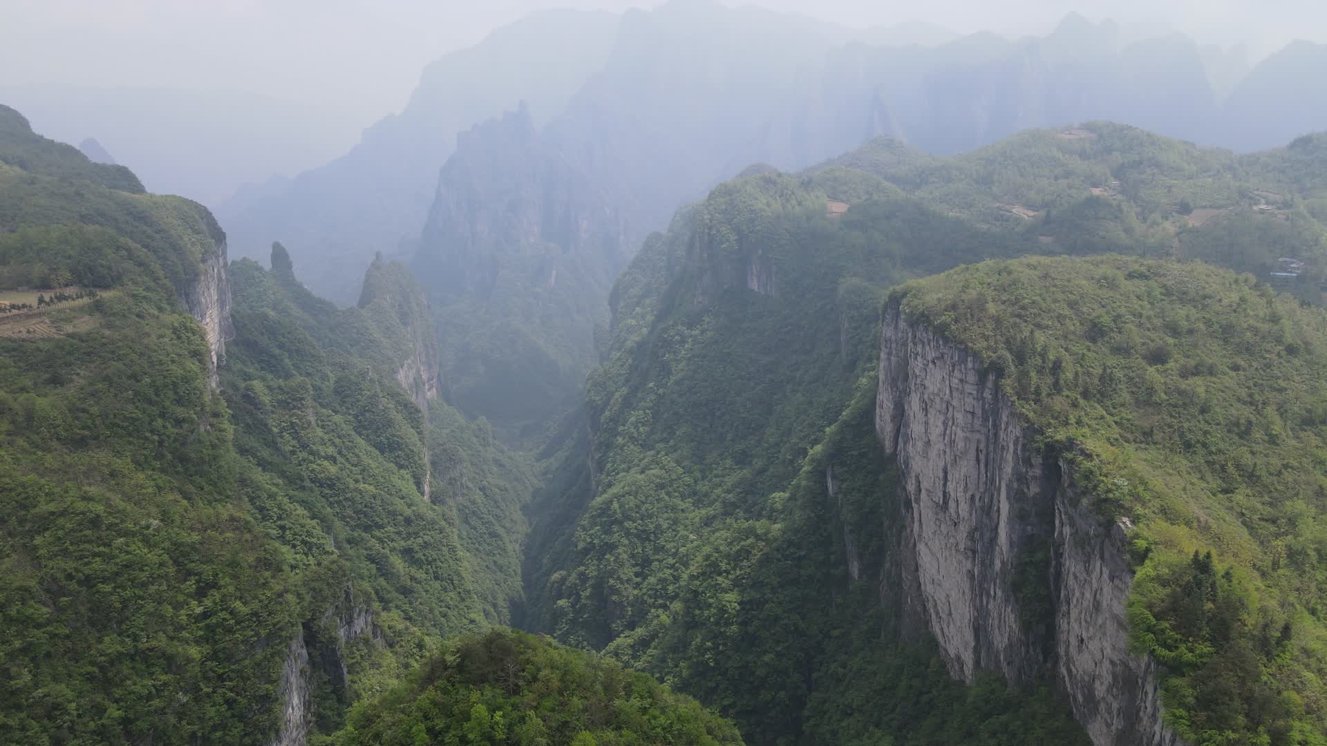 航拍自然风光大山悬崖视频的预览图