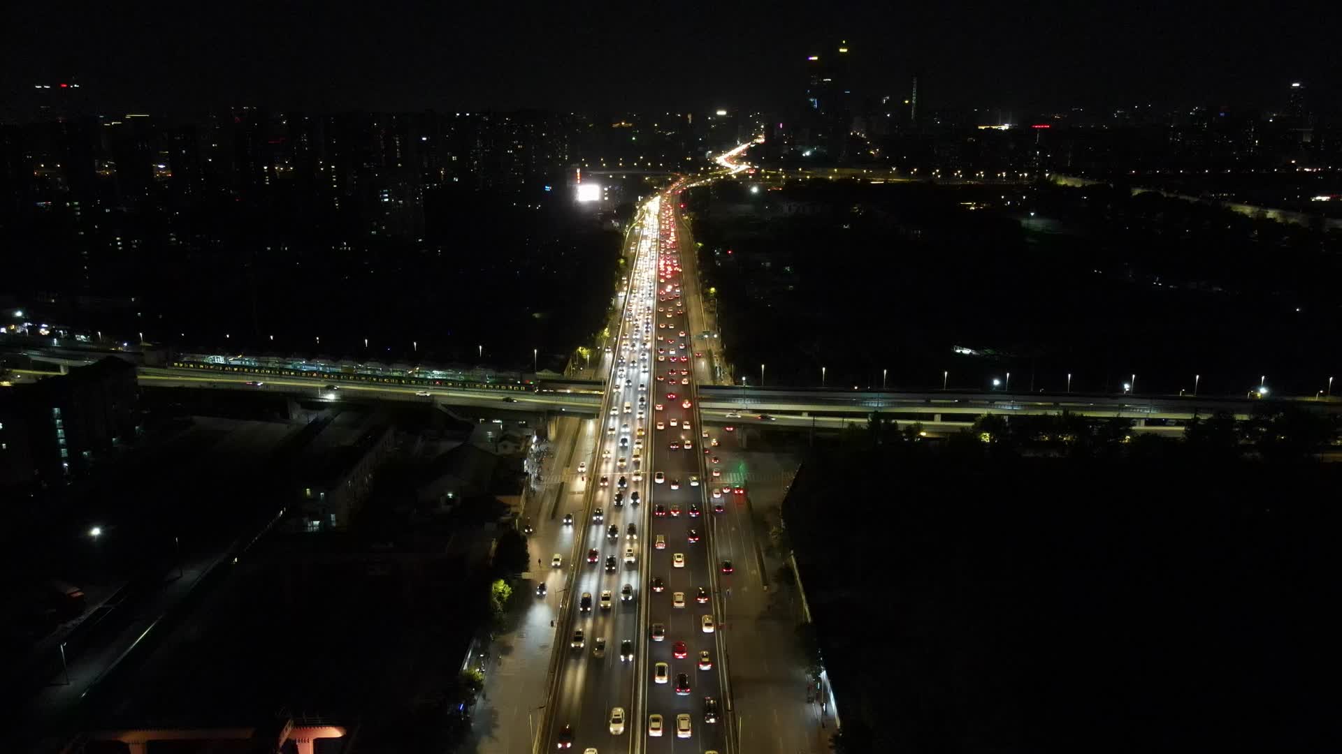 航拍南京拥堵交通夜景视频的预览图
