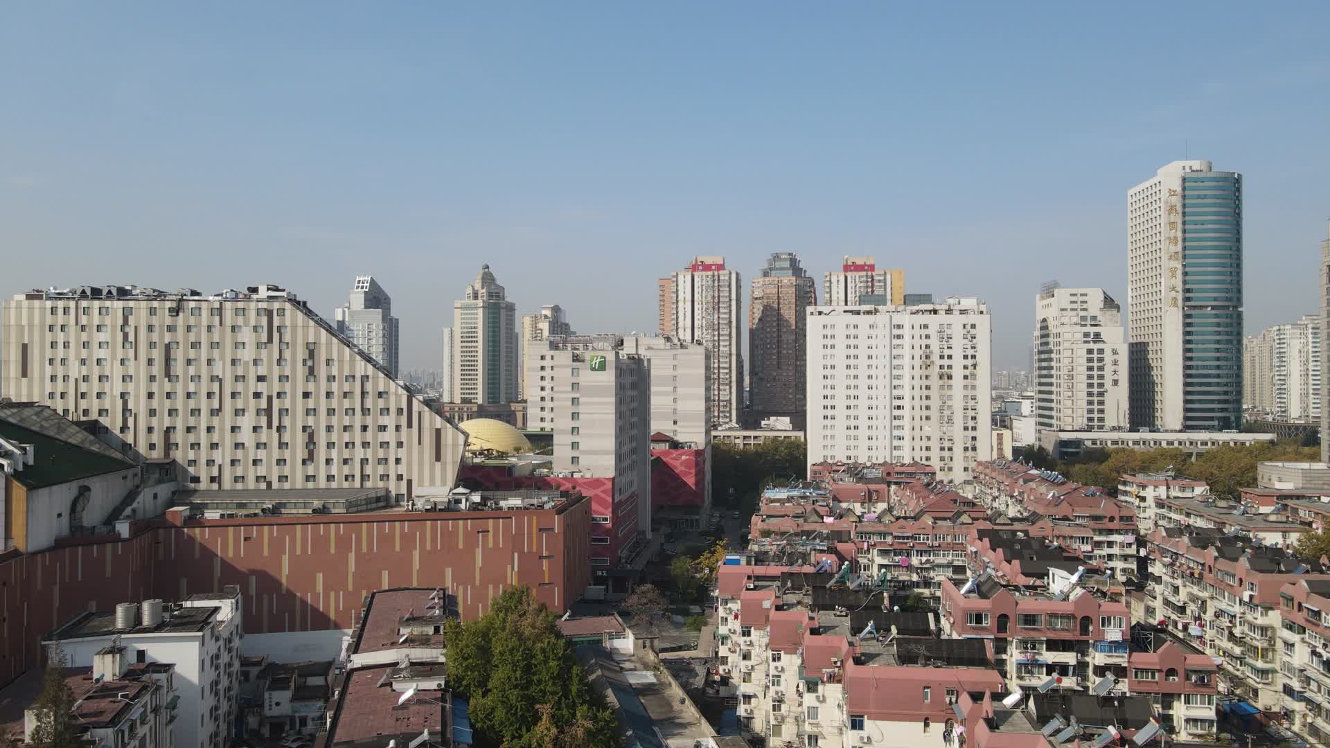 航拍江苏南京城市天际线视频的预览图