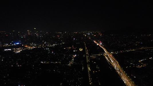 航拍南京拥堵交通夜景视频的预览图