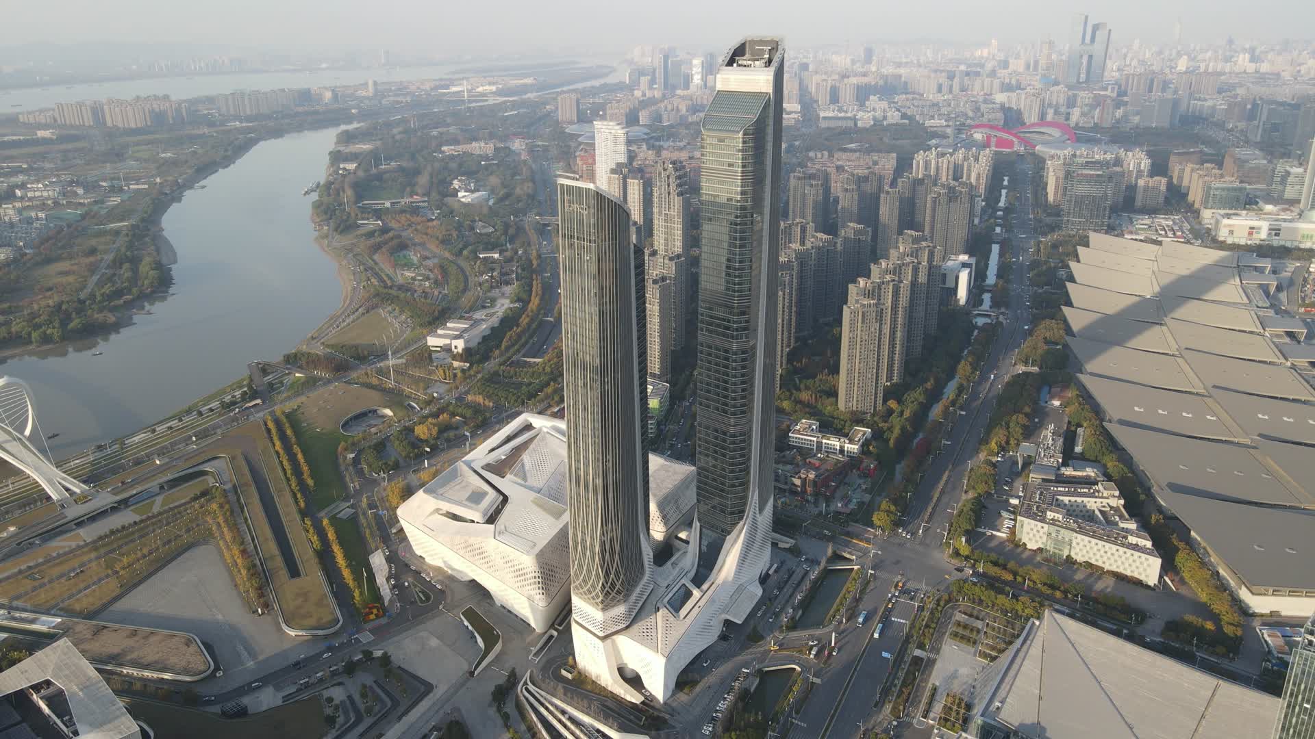 航拍南京河西新城南京双子塔视频的预览图