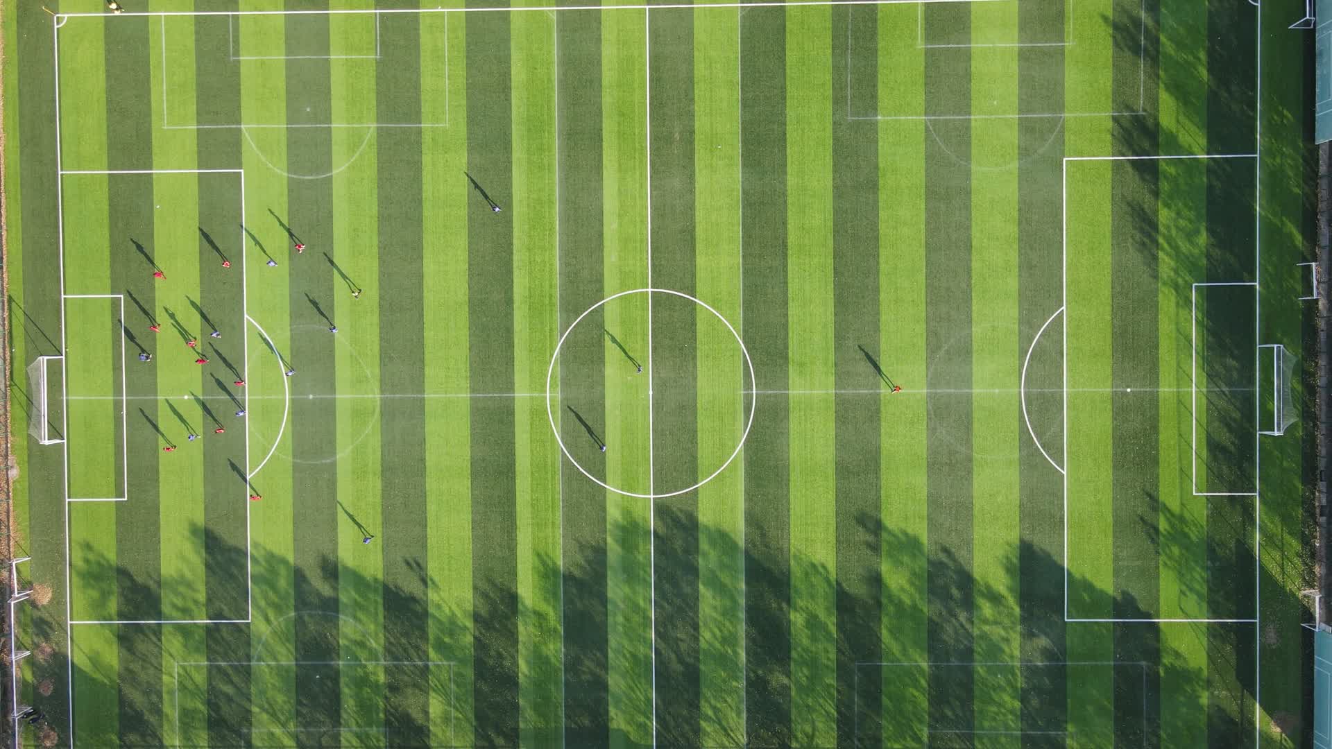 4K航拍足球场踢足球视频的预览图