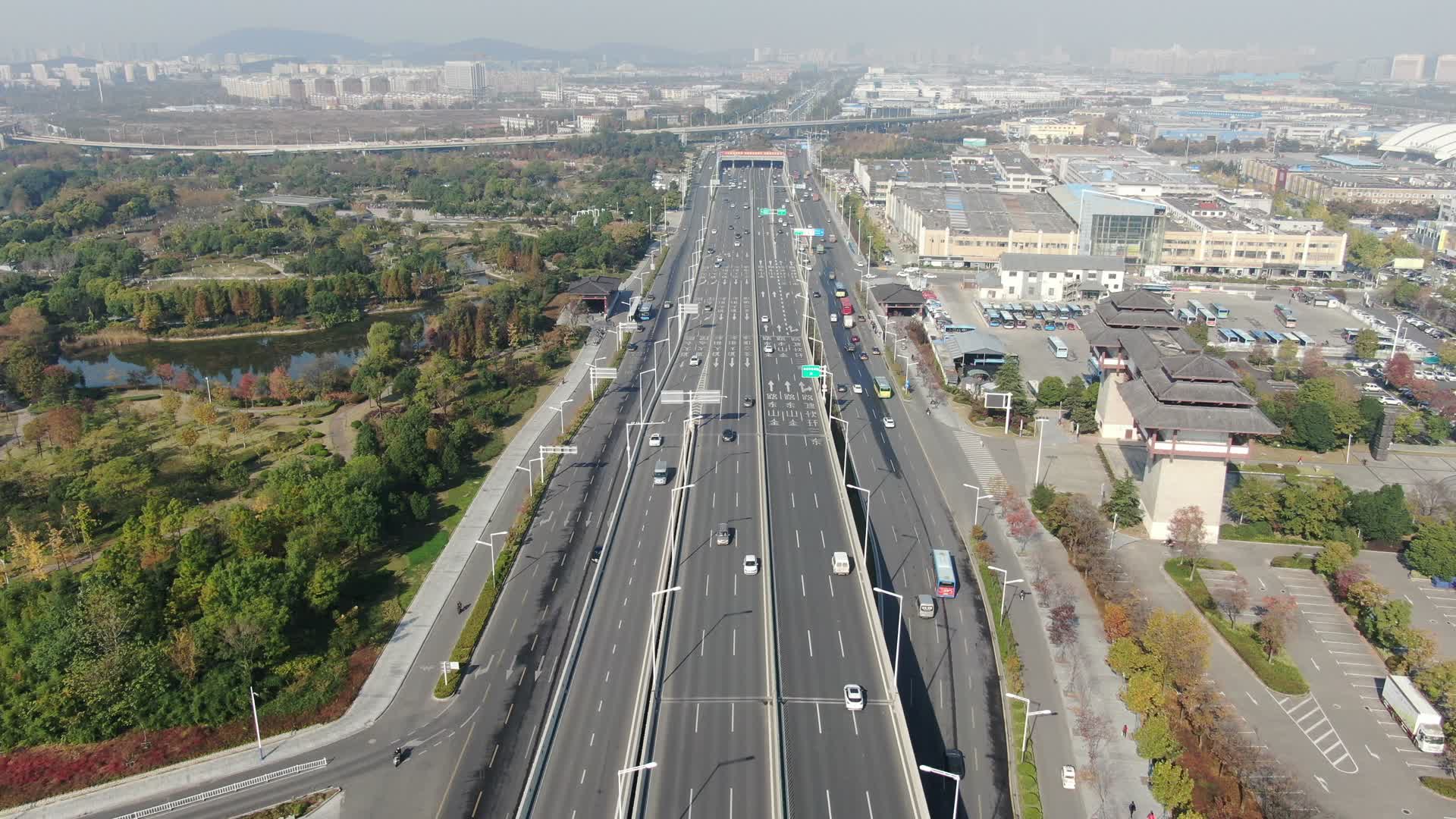 航拍江苏徐州城市交通大道视频的预览图