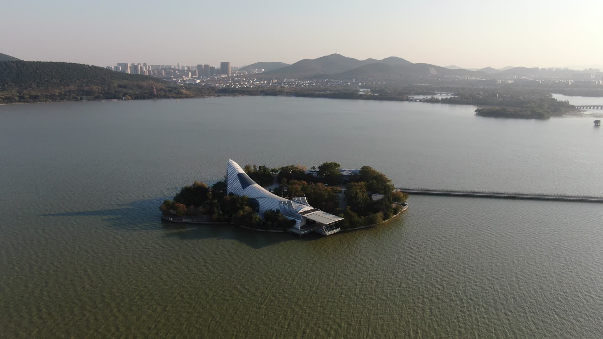 4K航拍江苏徐州云龙湖水族展览馆视频的预览图