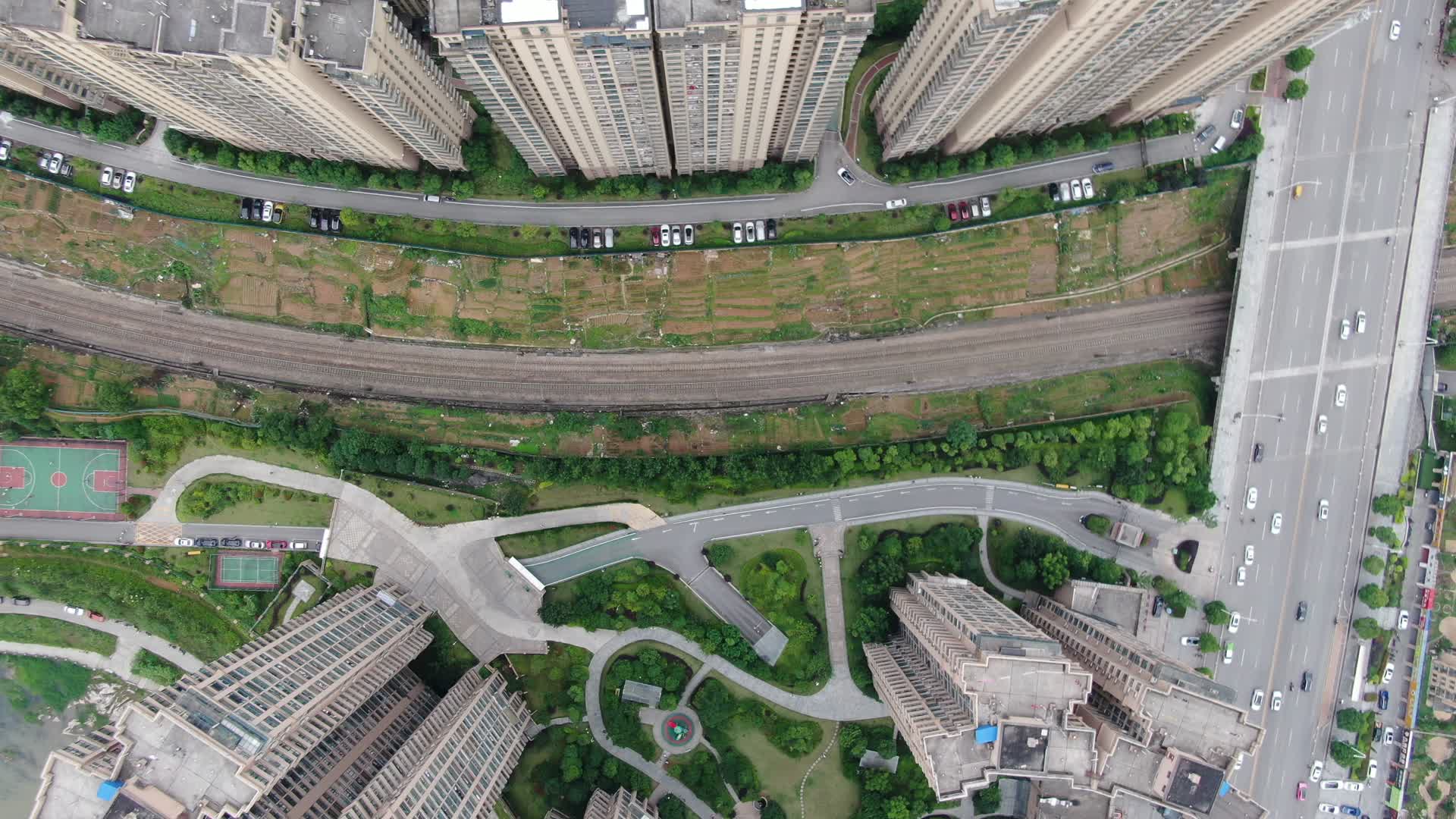 俯拍城市高楼火车交通视频的预览图