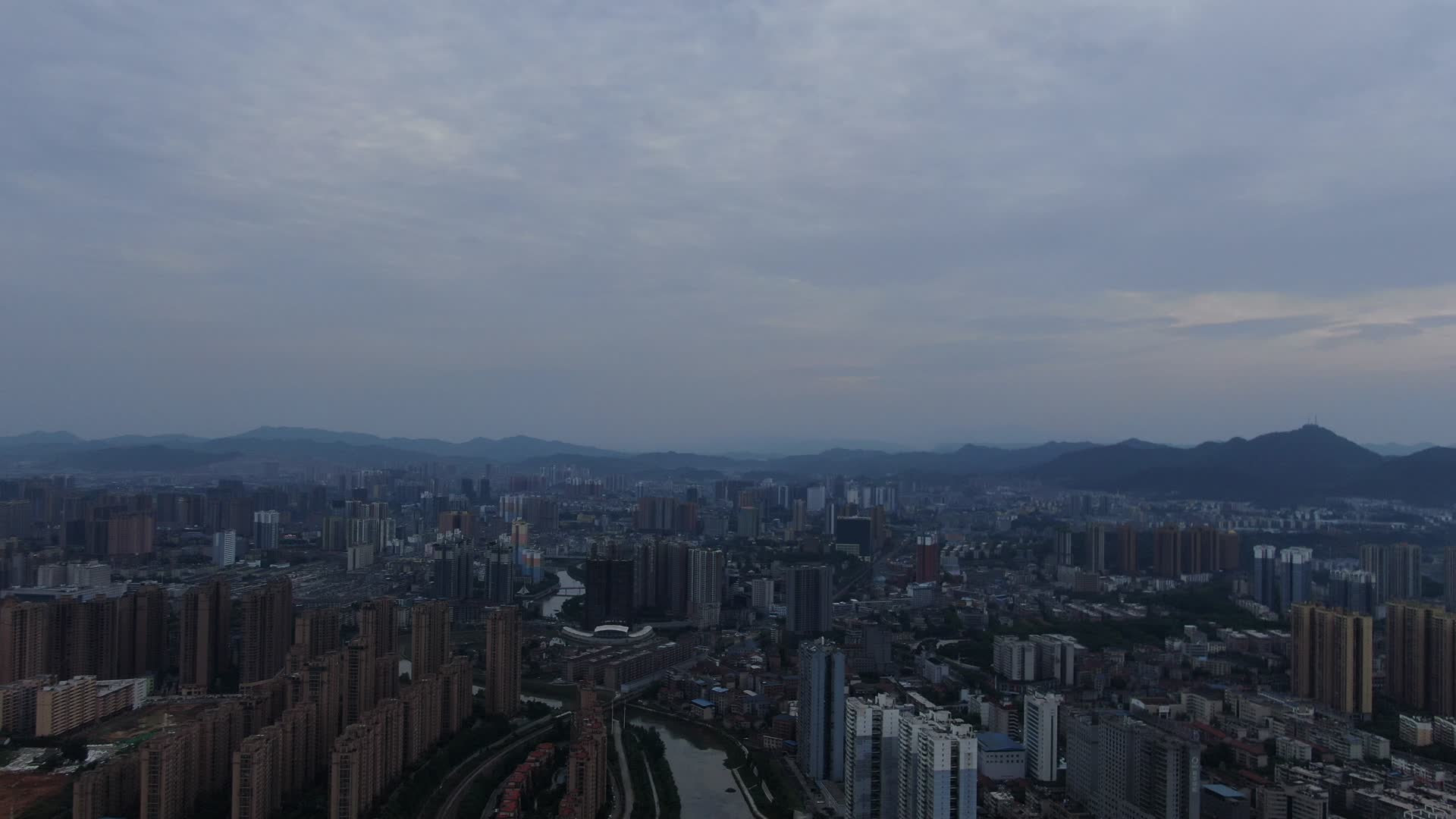 航拍城市蓝天白云天际线视频的预览图
