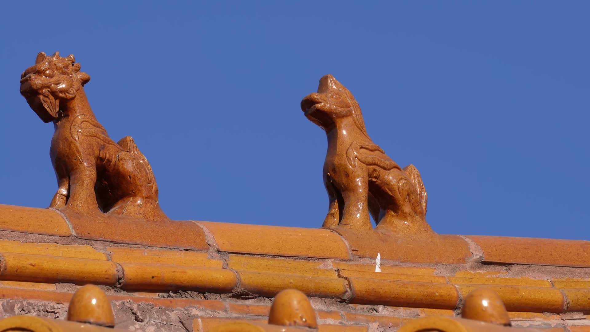 房顶中式古典建筑瑞兽镇宅五脊六兽视频的预览图