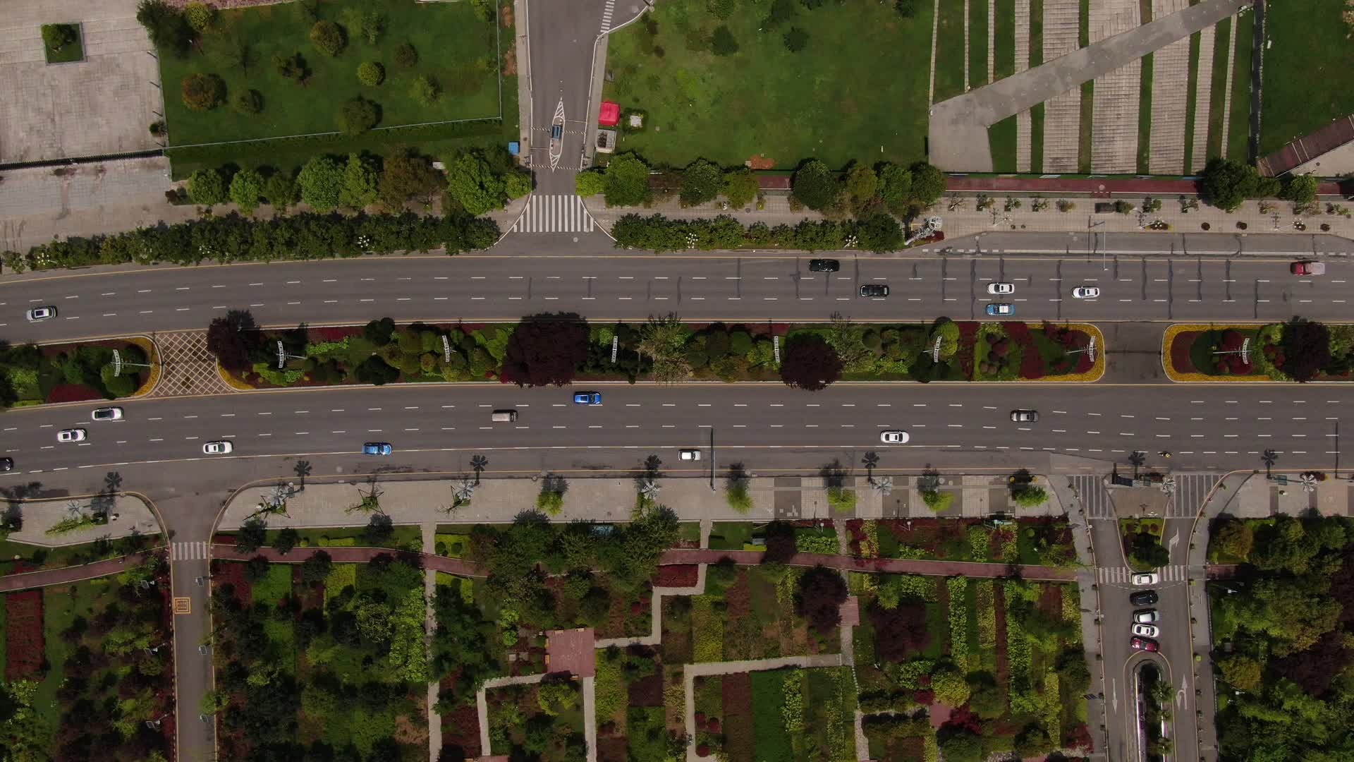 俯拍城市大道车辆行驶视频的预览图