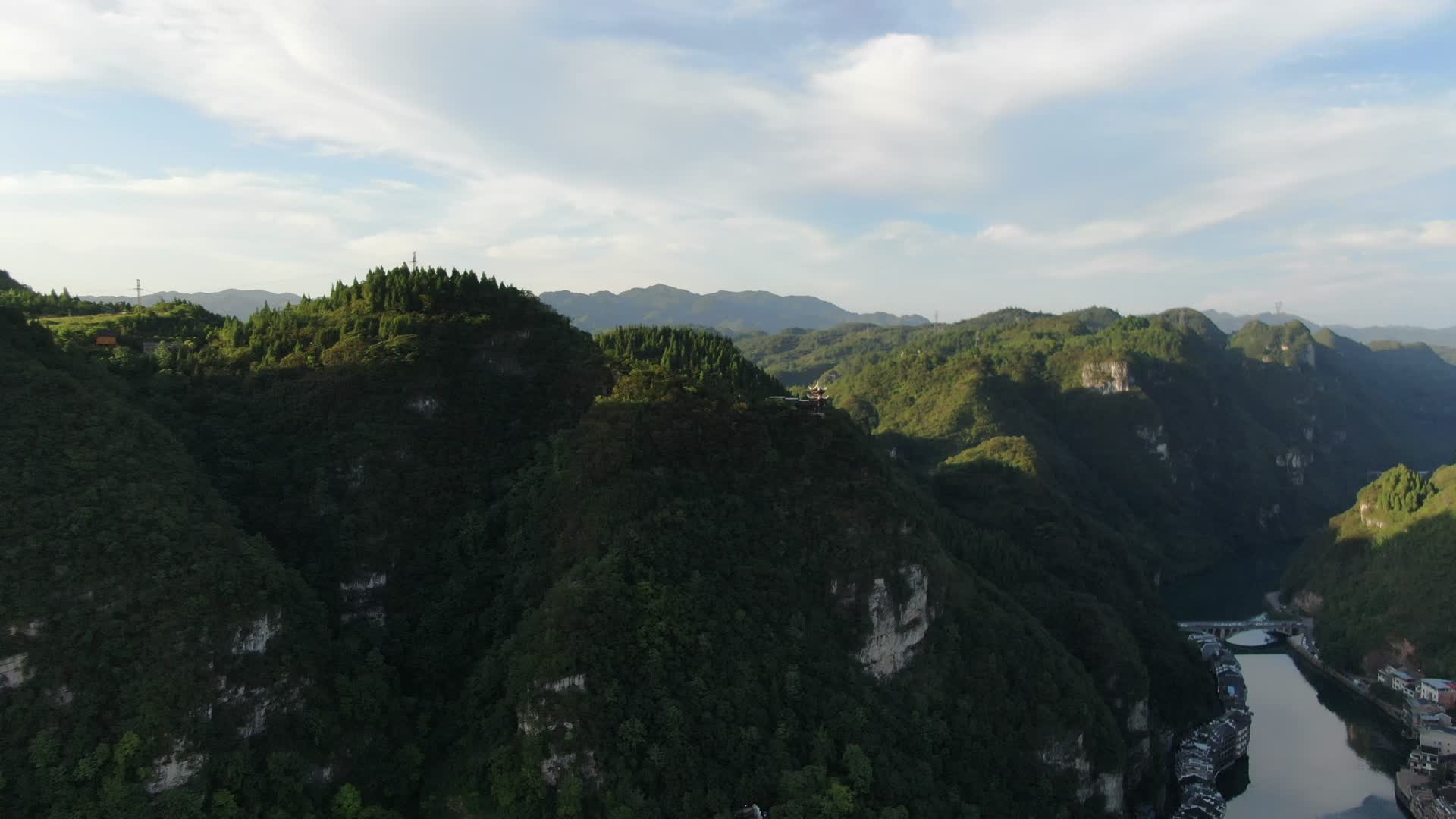 航拍贵州镇远古城石屏山视频的预览图