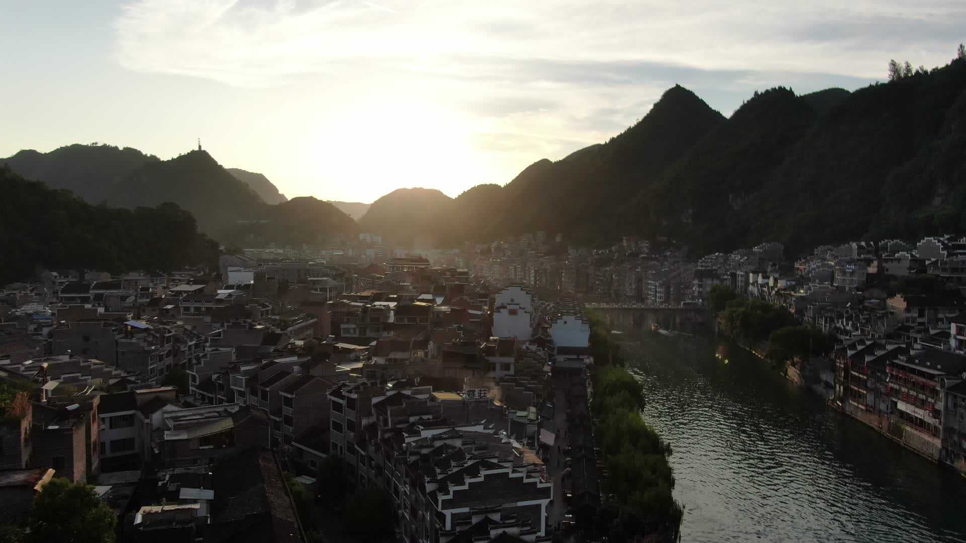 4K航拍大山沿江小镇日落视频的预览图
