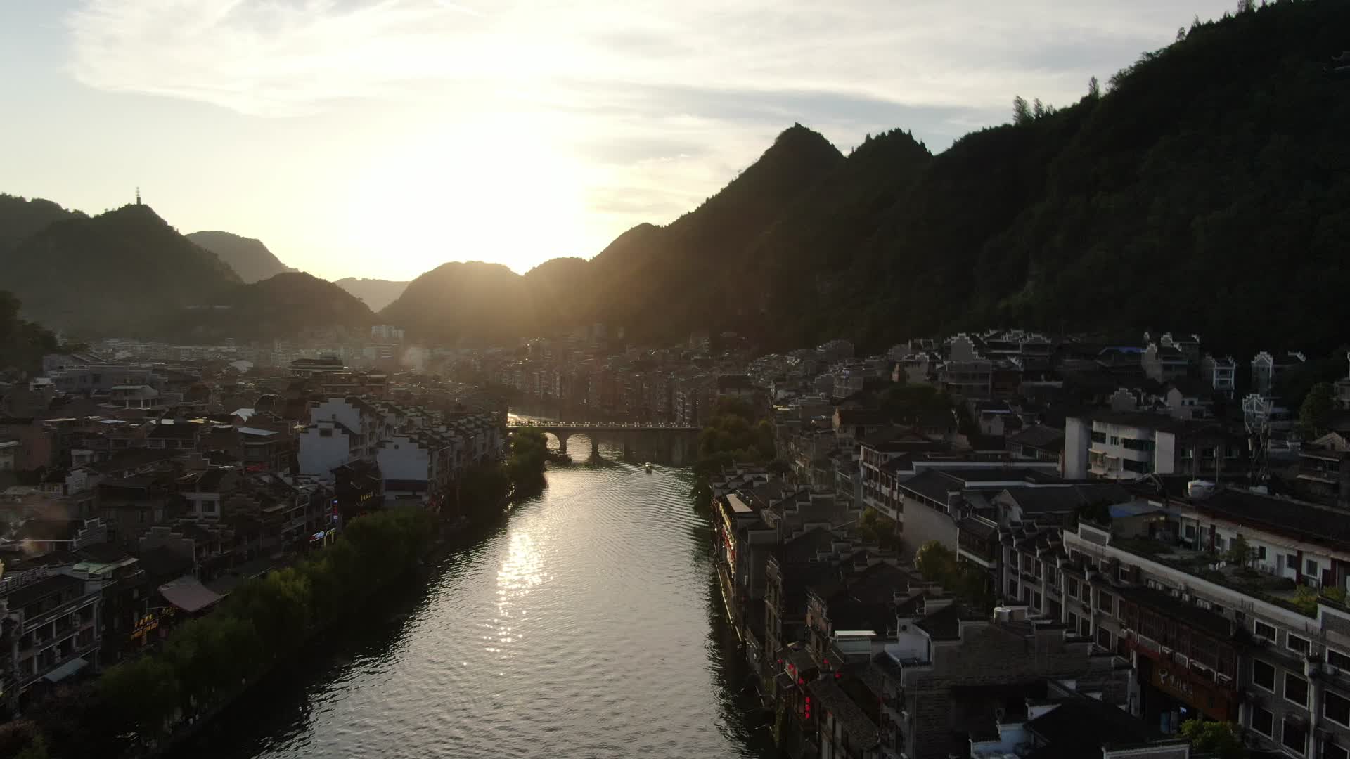 航拍贵州镇远古城夕阳剪影视频的预览图