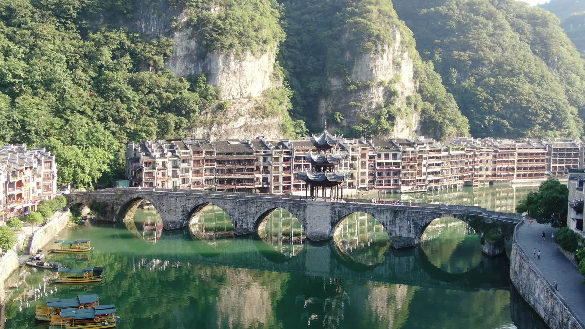 航拍贵州镇远古城5A景区祝圣桥视频的预览图