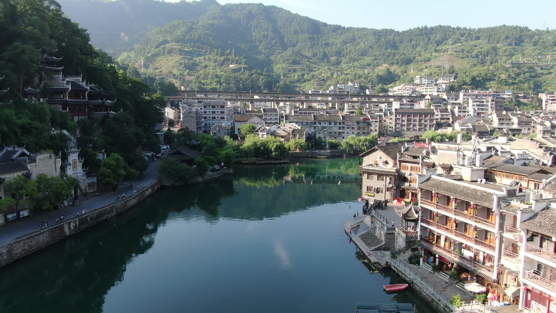 航拍贵州镇远古城舞阳河沿河古镇视频的预览图