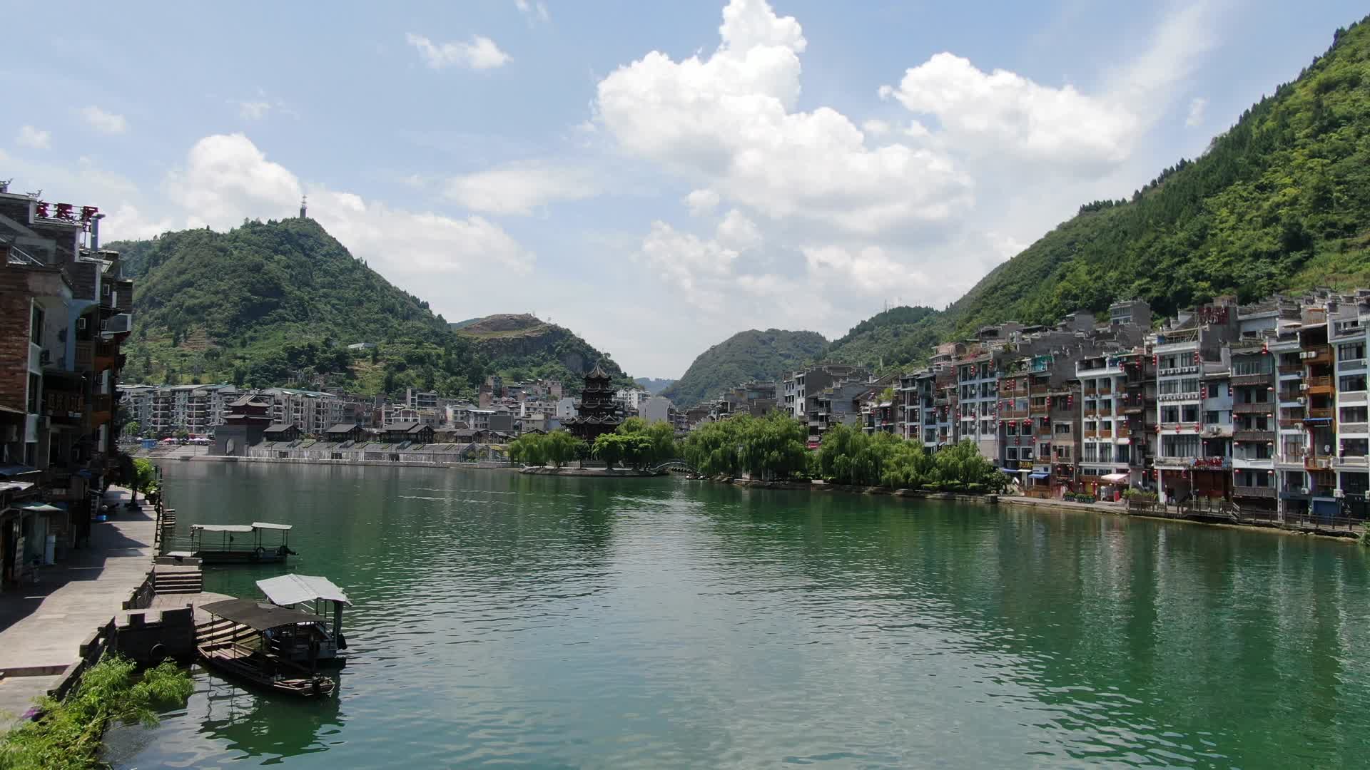 航拍贵州镇远古镇清澈舞阳河视频的预览图