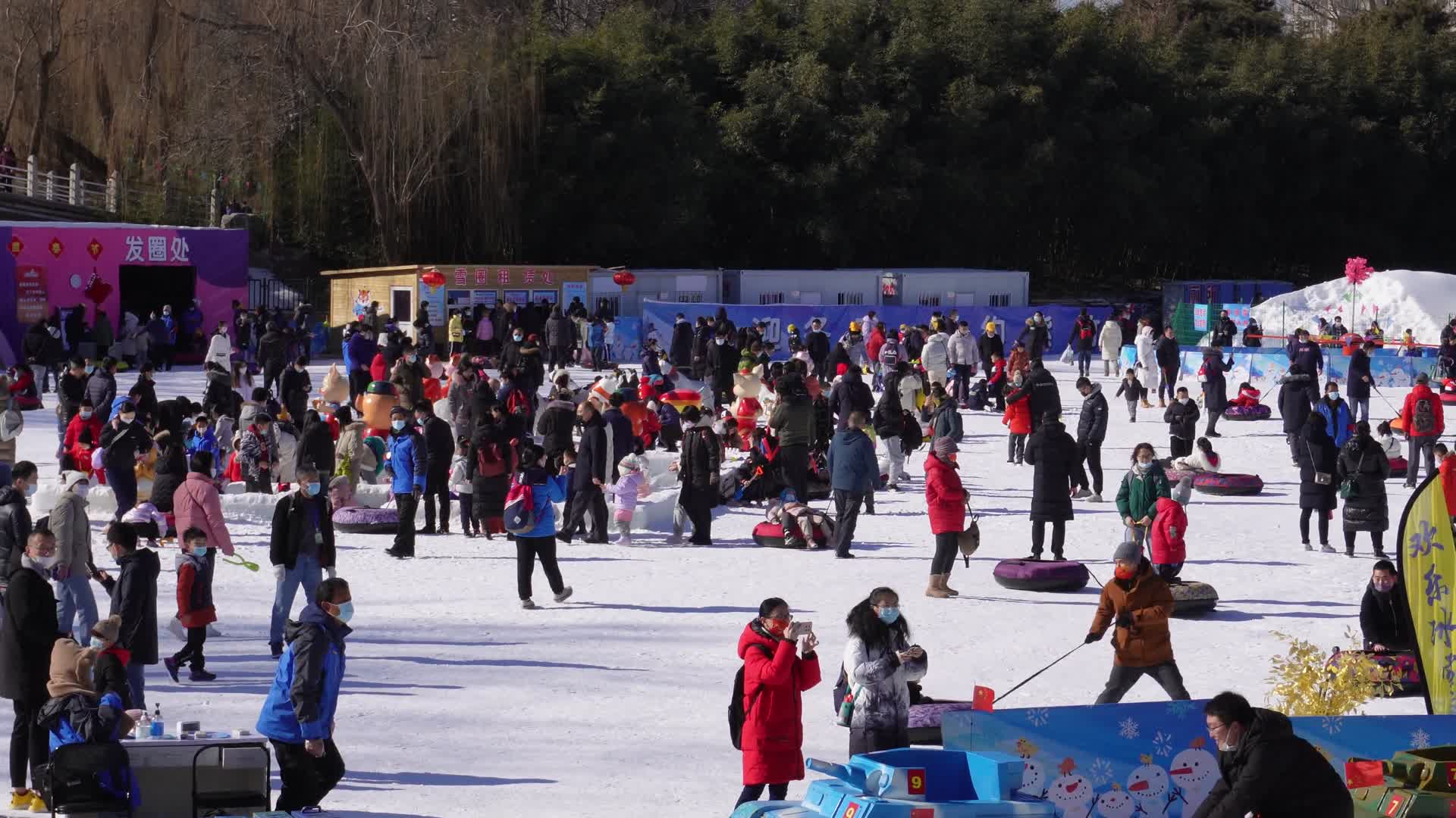 滑雪雪场冰雪嘉年华北京紫竹院视频的预览图